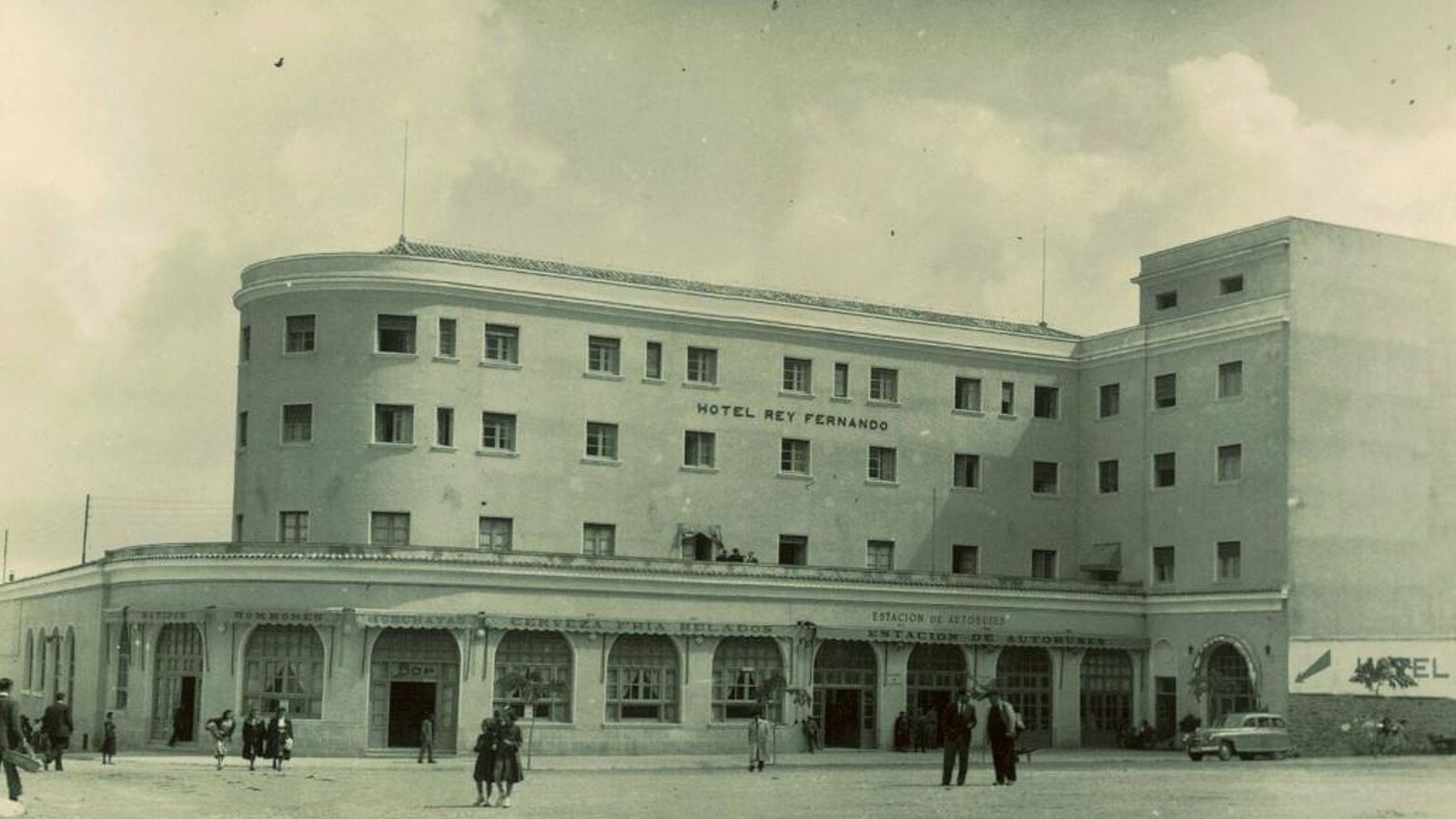 Imagen antigua del Hotel Rey Fernando y la estación de autobuses.