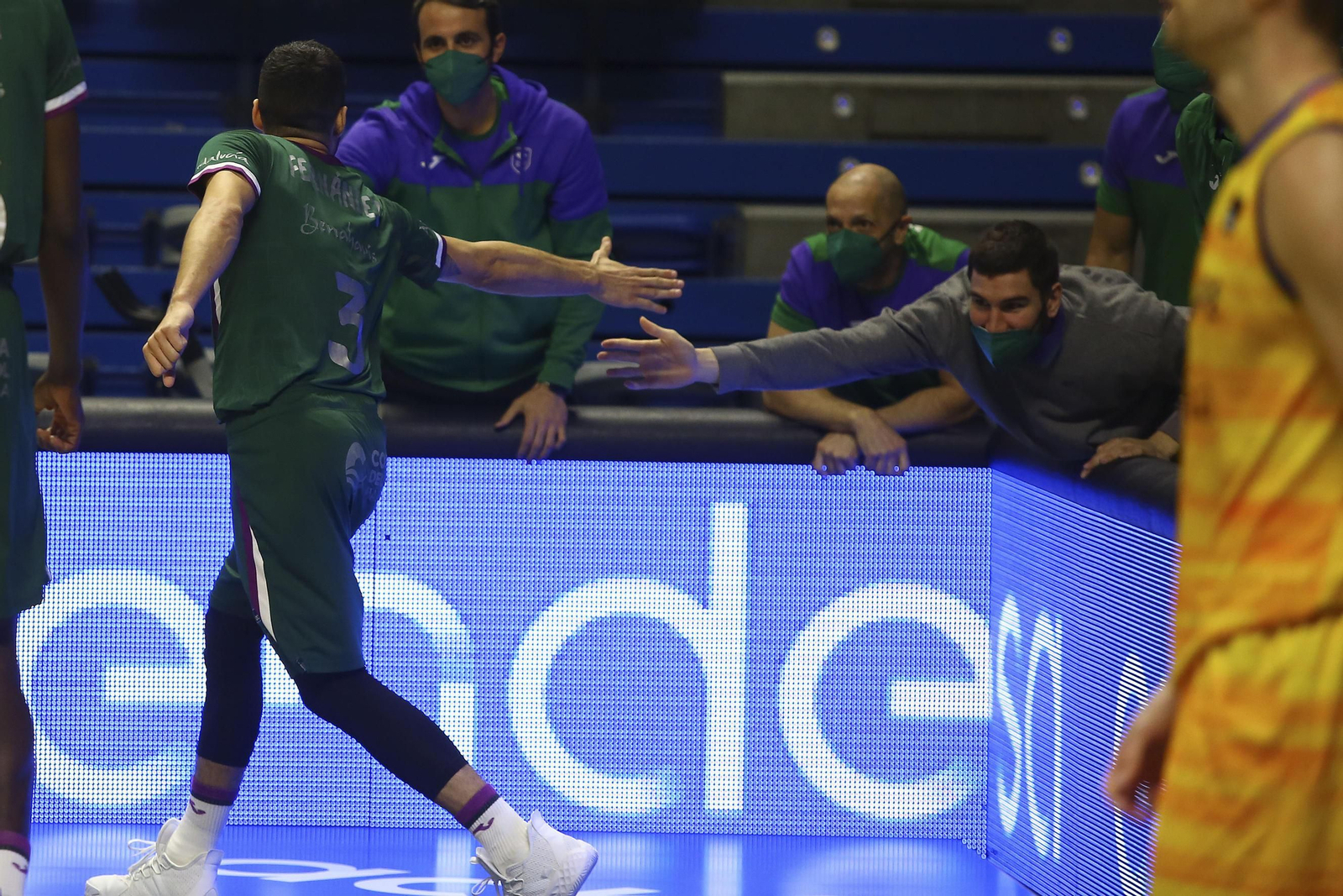 Jaime Fernández saluda a Darío Brizuela durante el duelo ante el Gran Canaria.