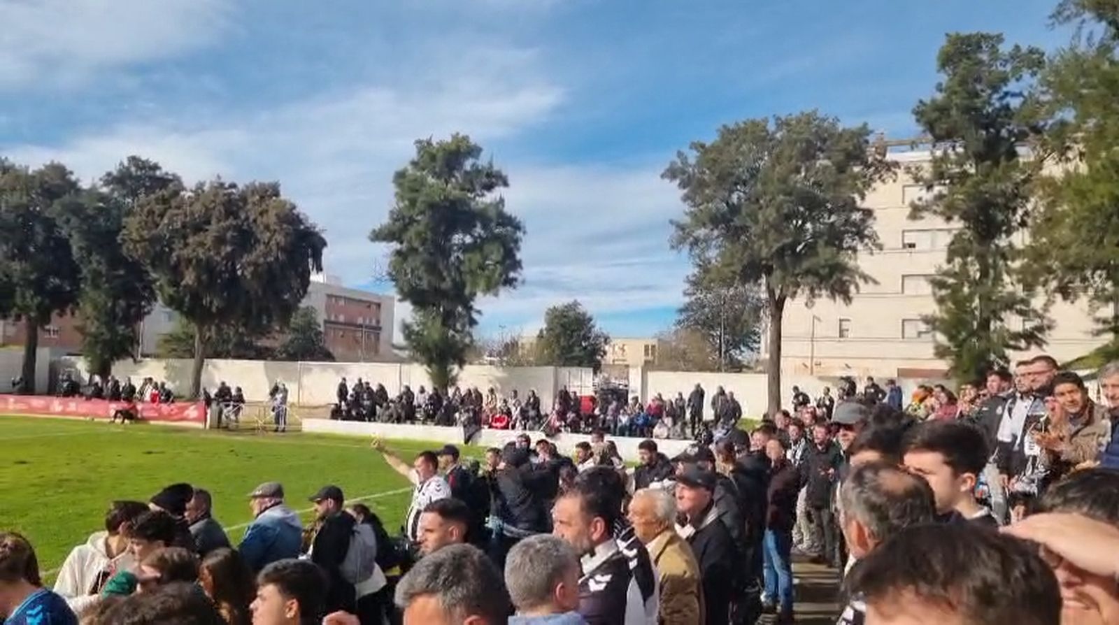La afición de la Balona, presente en Chiclana.