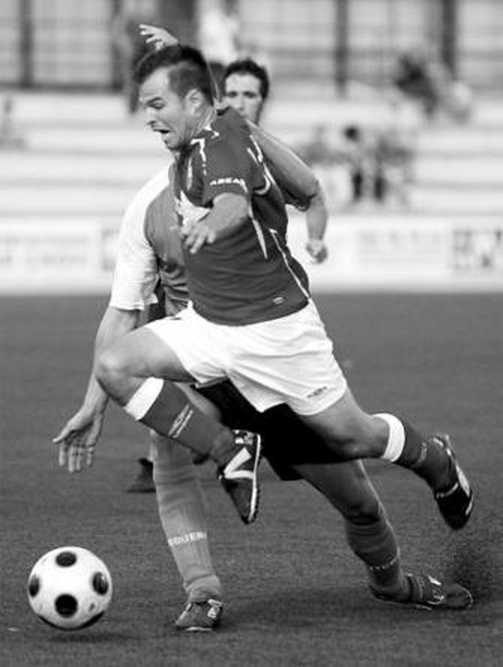 Diego Ramírez pugna con un defensa del Antequera.