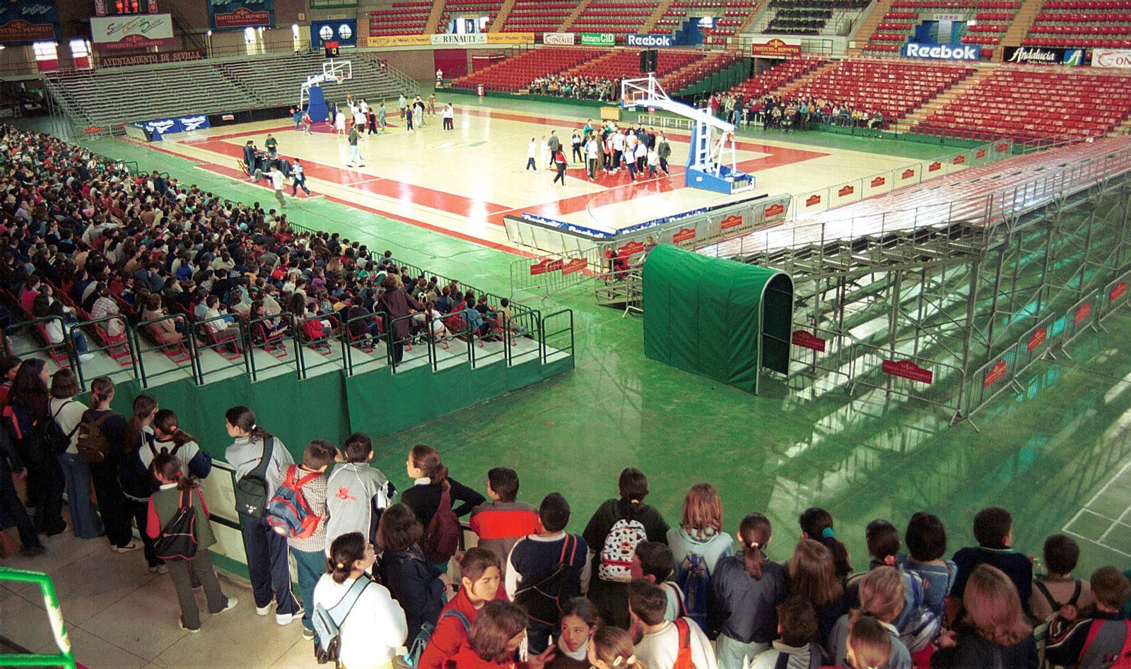 El Pabellón de San Pablo durante una visita de niños procedentes de Colegios de Sevilla a los jugadores del Caja San Fernando en 2003.