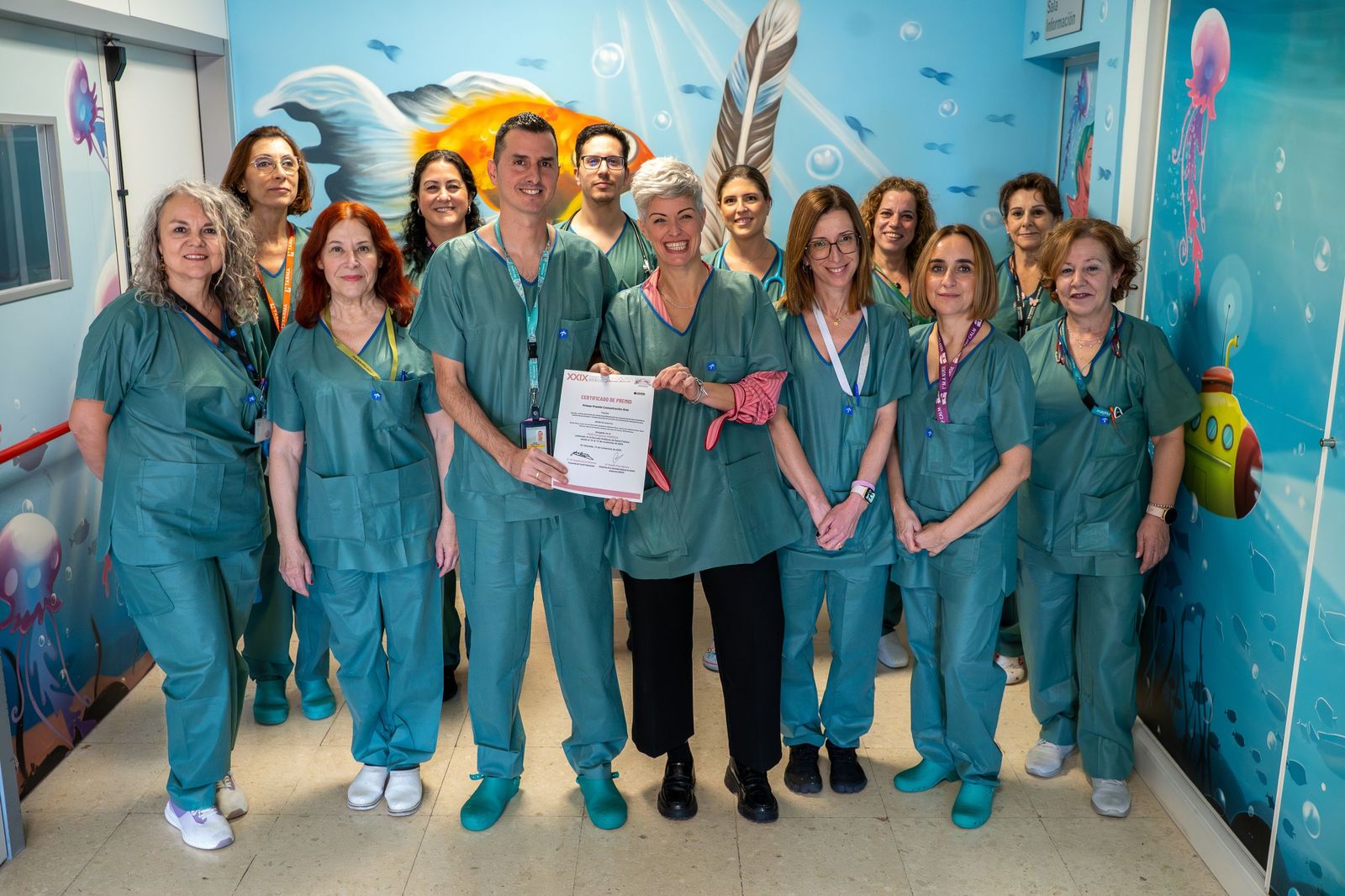 Parte del equipo multidisciplinar muestra el diploma del premio