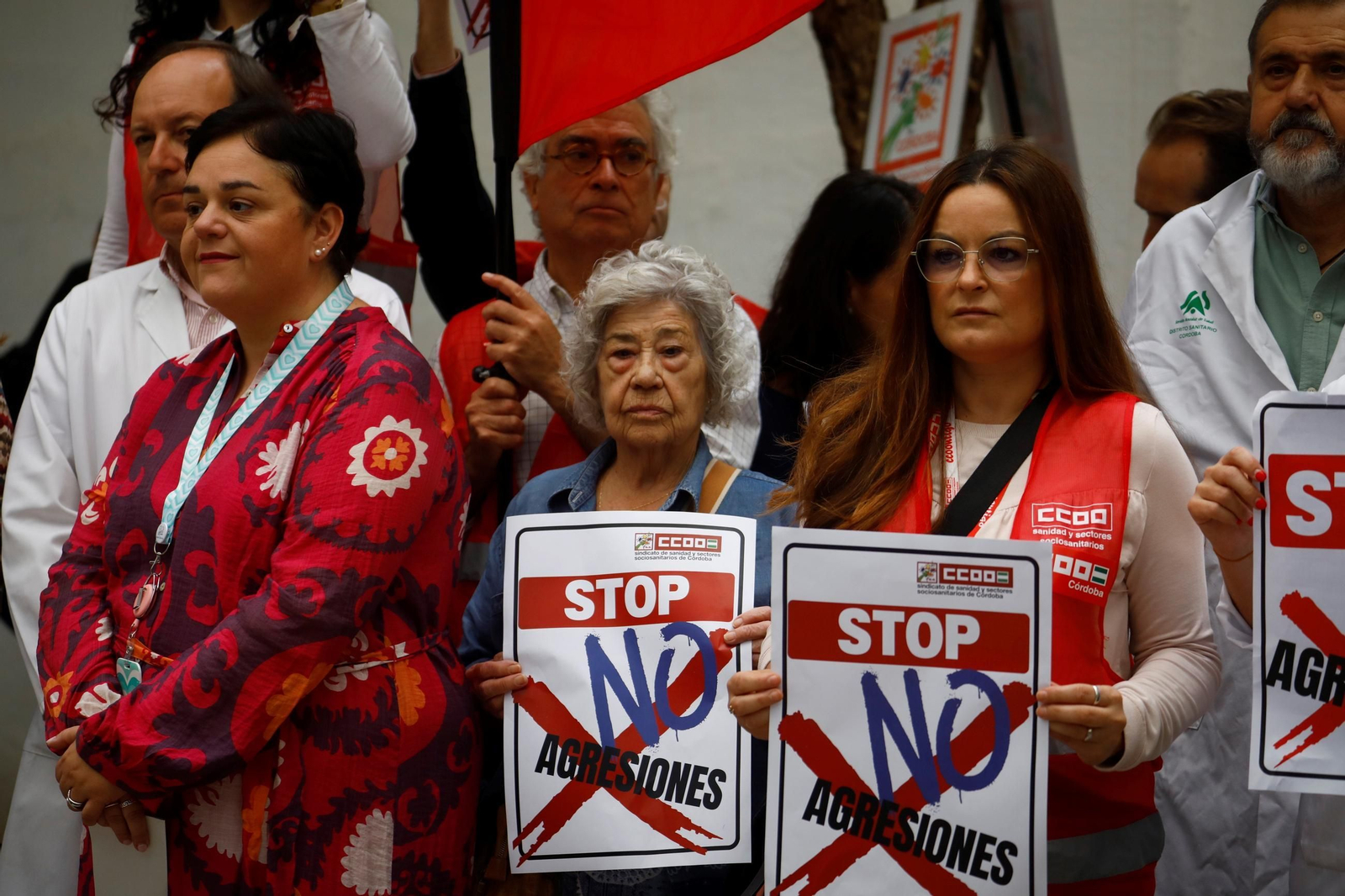 La concentración contra las agresiones al personal sanitario en el centro de salud Lucano