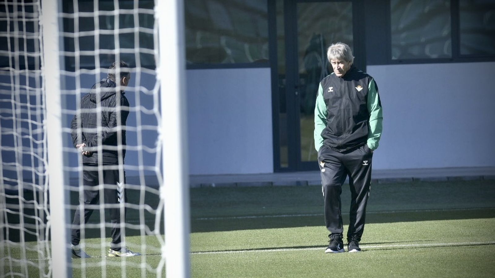 Pellegrini camina pensativo por la ciudad deportiva.