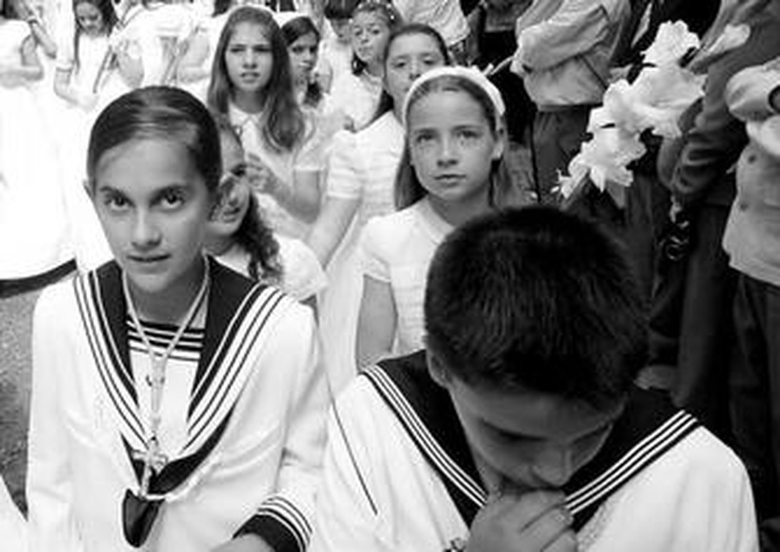 Niños de primera comunión en la procesión del Corpus Christi por las calles de Cádiz.