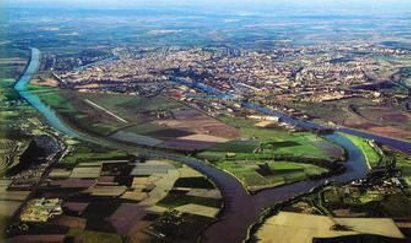 Vista aérea de los terrenos de la dehesa de Tablada, una bolsa de suelo de 360 hectaréas que hasta la fecha sólo ha tenido usos agrícolas y militares.