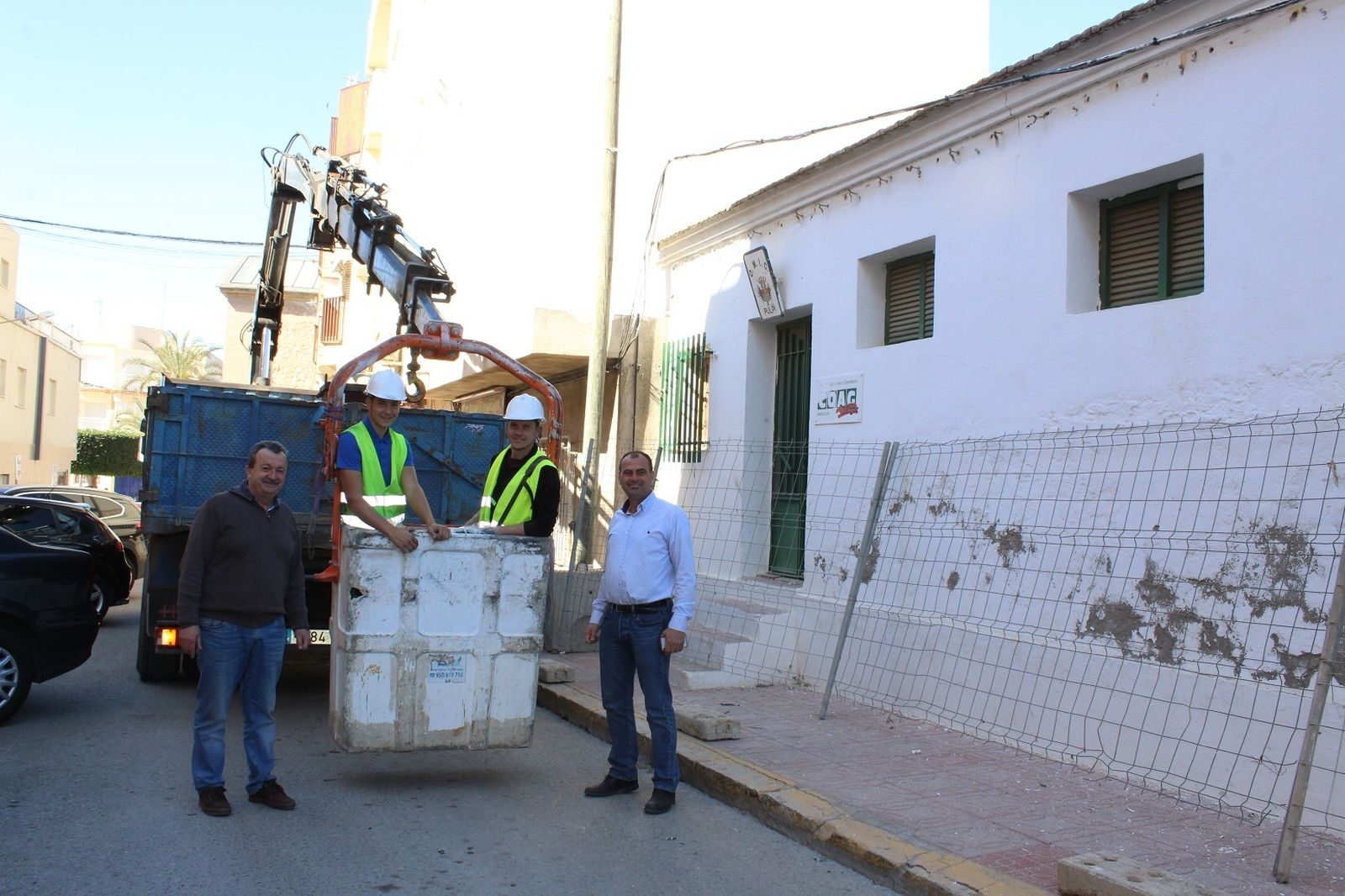 El alcalde, Juan Pedro García, y el edil de Obras, Pedro J. Martínez, visitaron las obras de demolición.