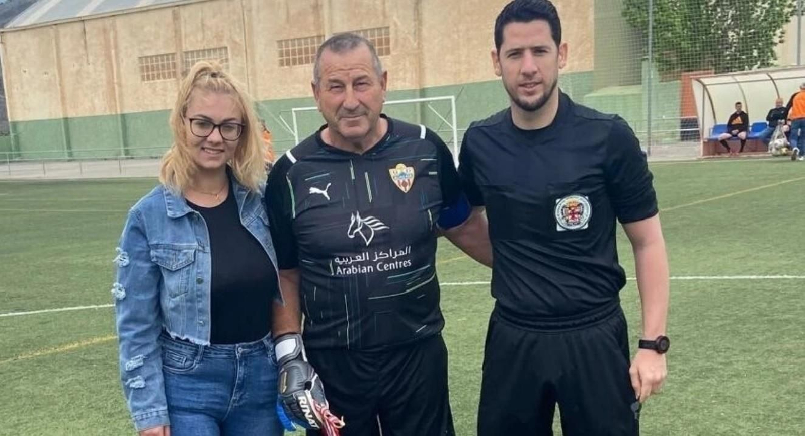 Alina, madre de las niñas, junto a Gualda, capitán veterano de los rojiblancos