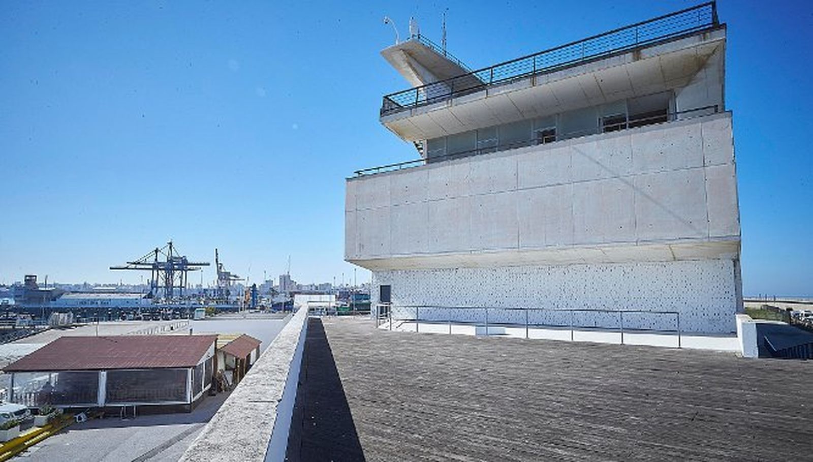Una vista del edificio abandonado de la carretera de la Punta de San Felipe, tomada ayer mismo desde una de sus cubiertas, con la ciudad al fondo