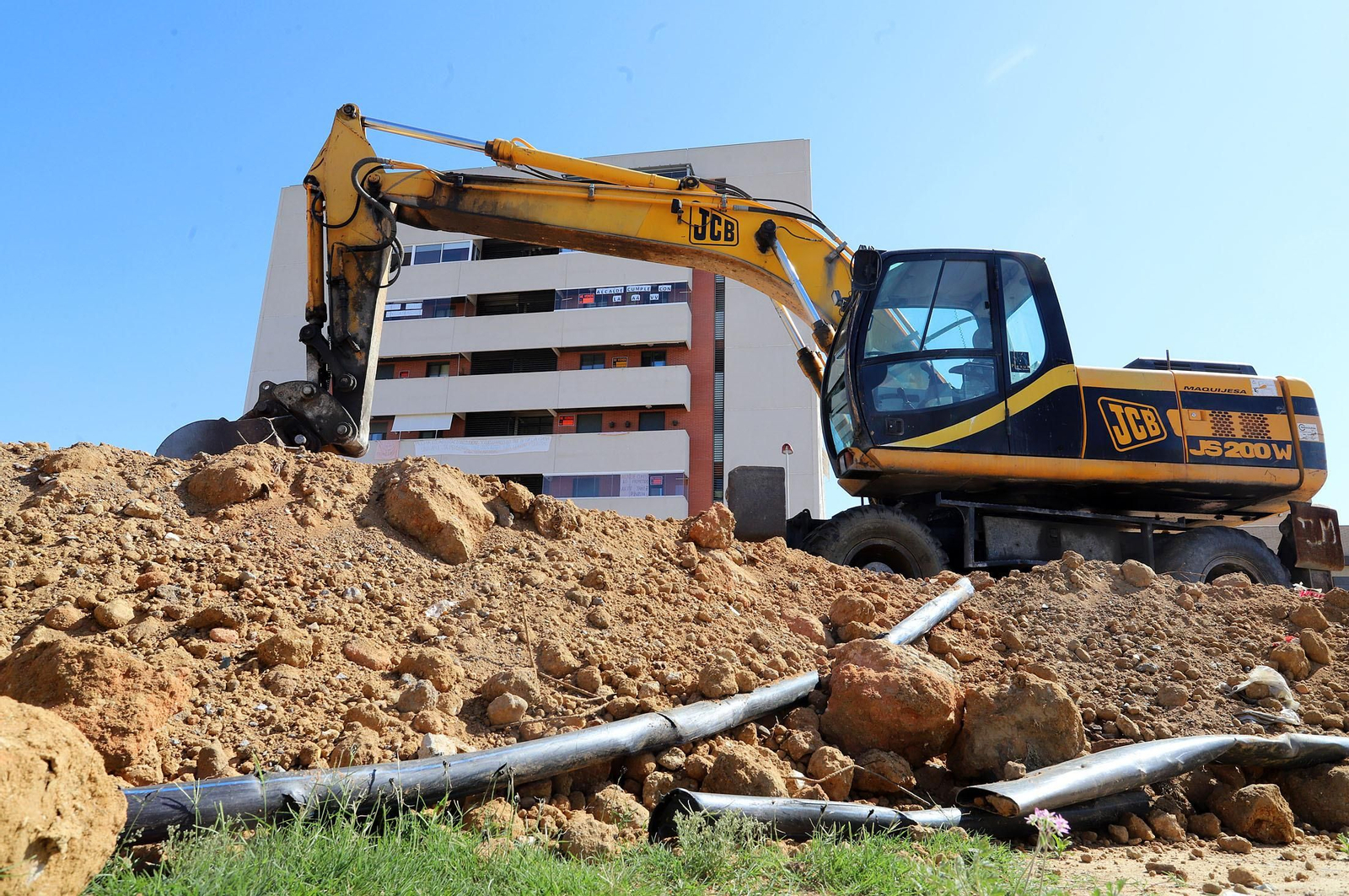 Imágenes de la protesta de los vecinos de Marismas del Polvorín por la construcción de un centro para Proyecto Hombre en vez de la sede de la AAVV Yáñez Pinzón
