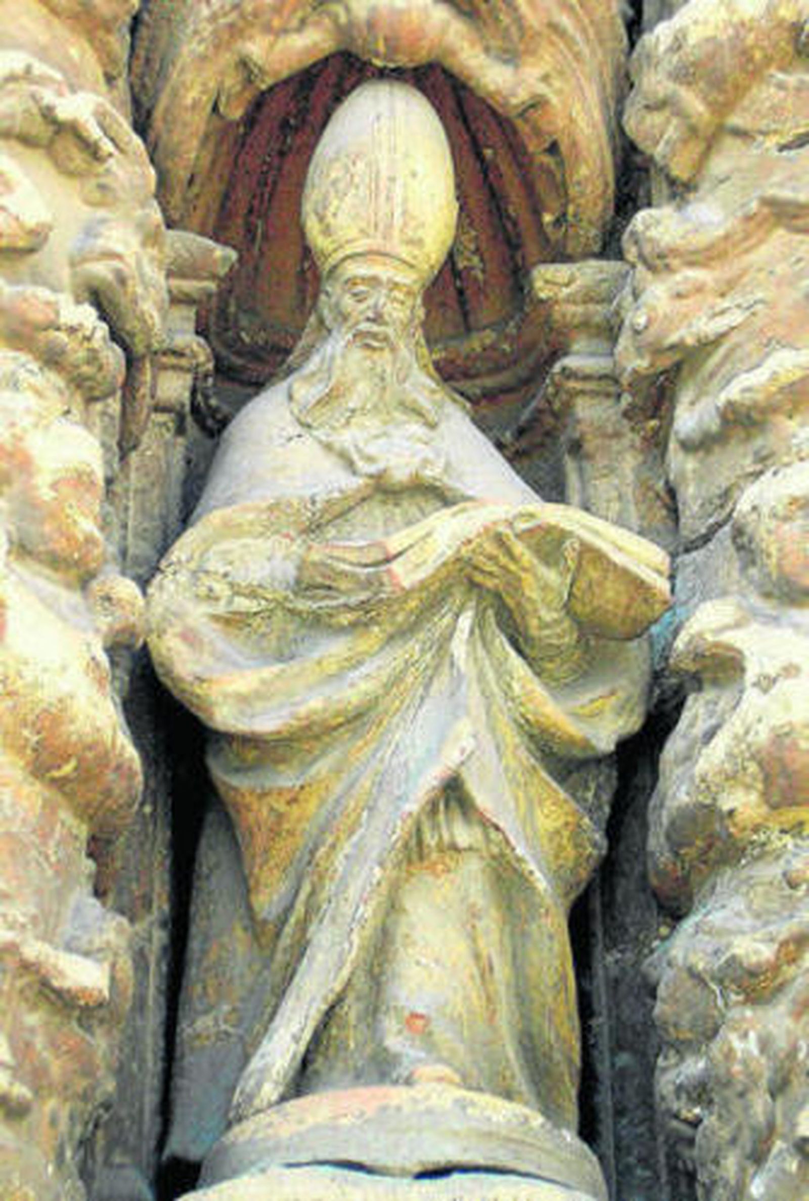 Imágen de San Agustín en la portada de la Prioral.