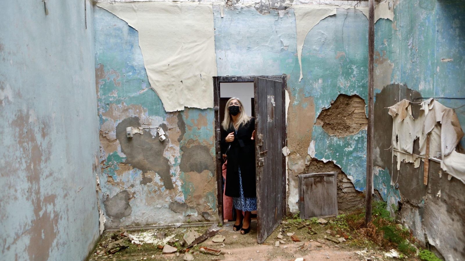 La consejera, Patricia del Pozo, observa las zonas en la que se intervendrá.