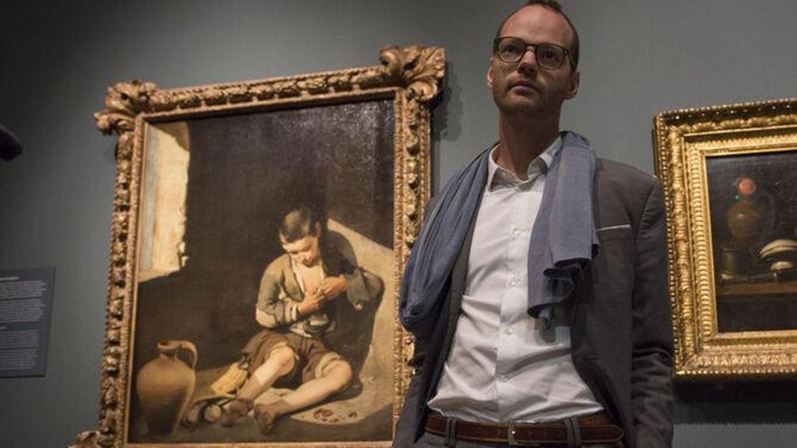 Guillaume Kientz (Estrasburgo, 1980) en la muestra de la Fundación Focus ante 'El joven mendigo' del Louvre.