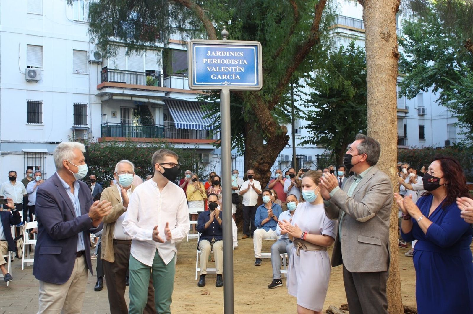 Rotulación de los jardines que llevan el nombre de Periodista Valentín García.
