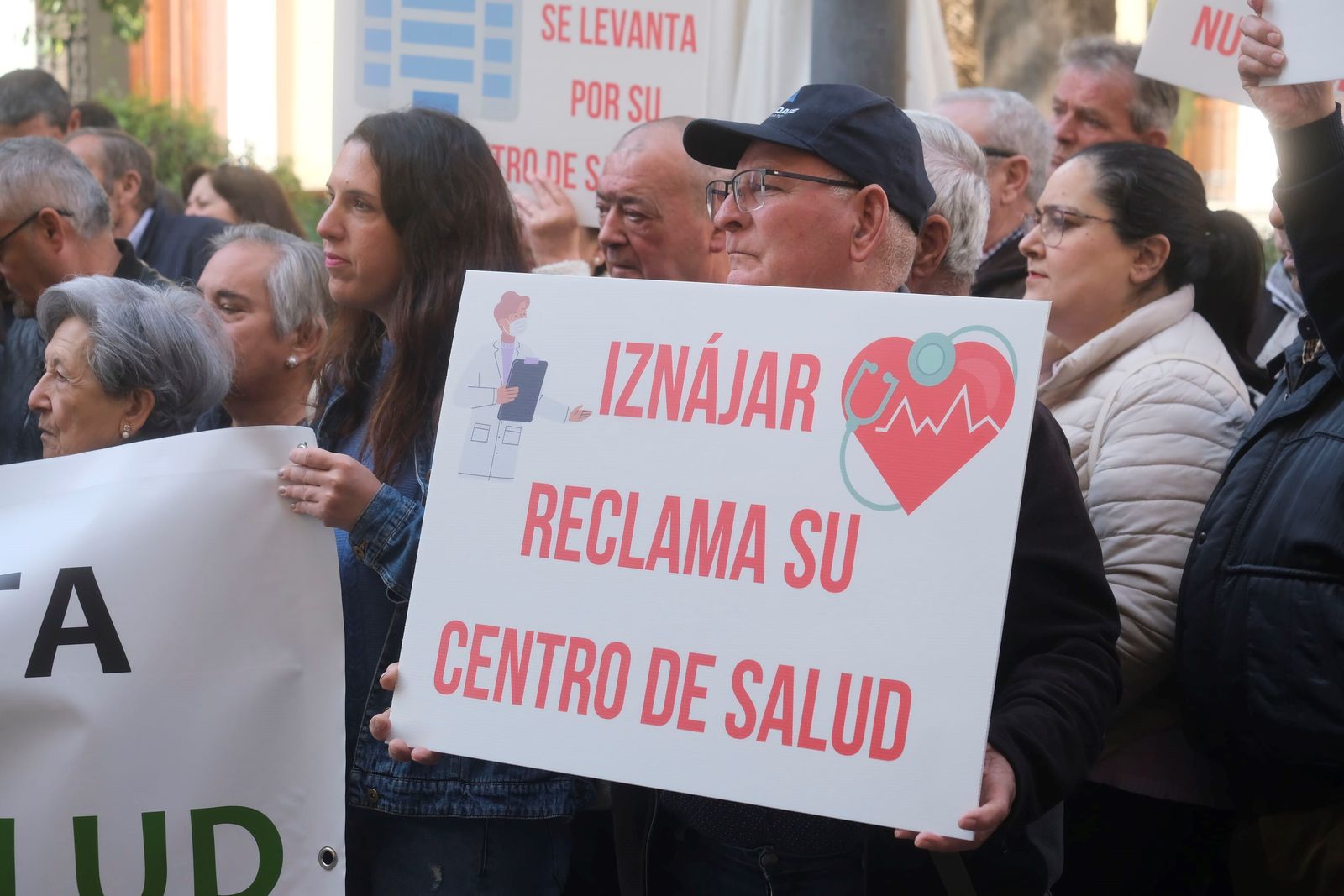 Asistentes a la protesta por el centro de salud de Iznájar.