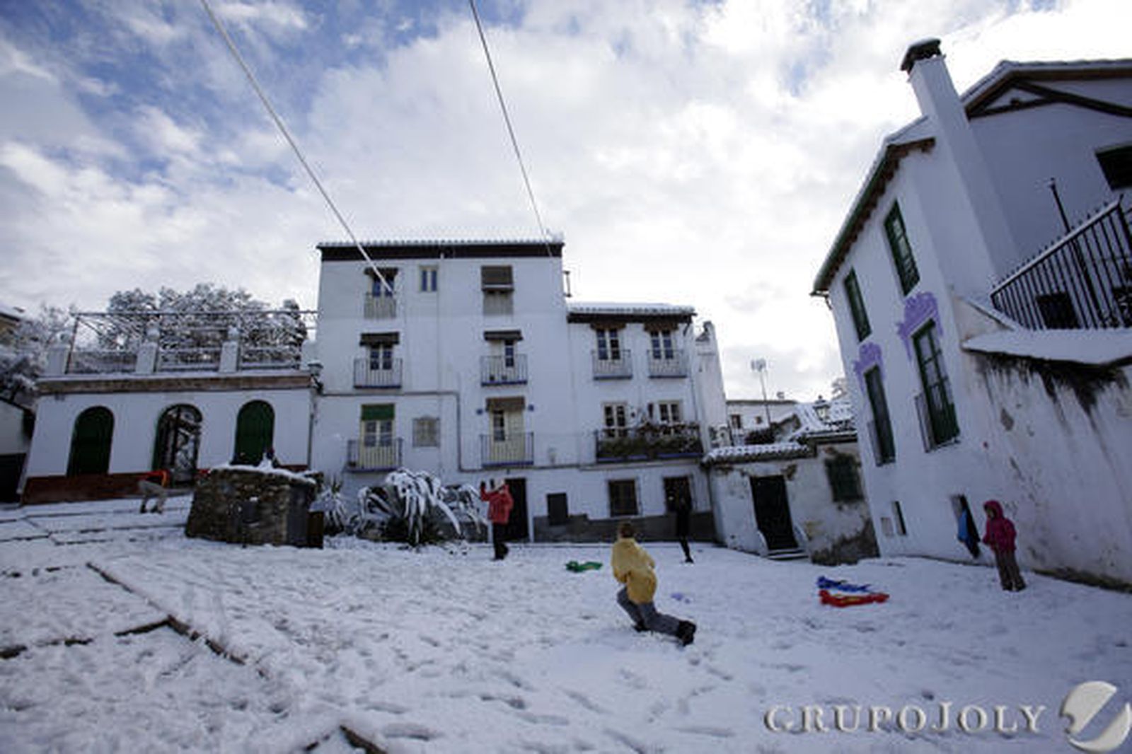 La nieve blanqueó la ciudad en la festividad del 28-F y provocó hasta 200 incidencias.

Foto: Lucia Rivas