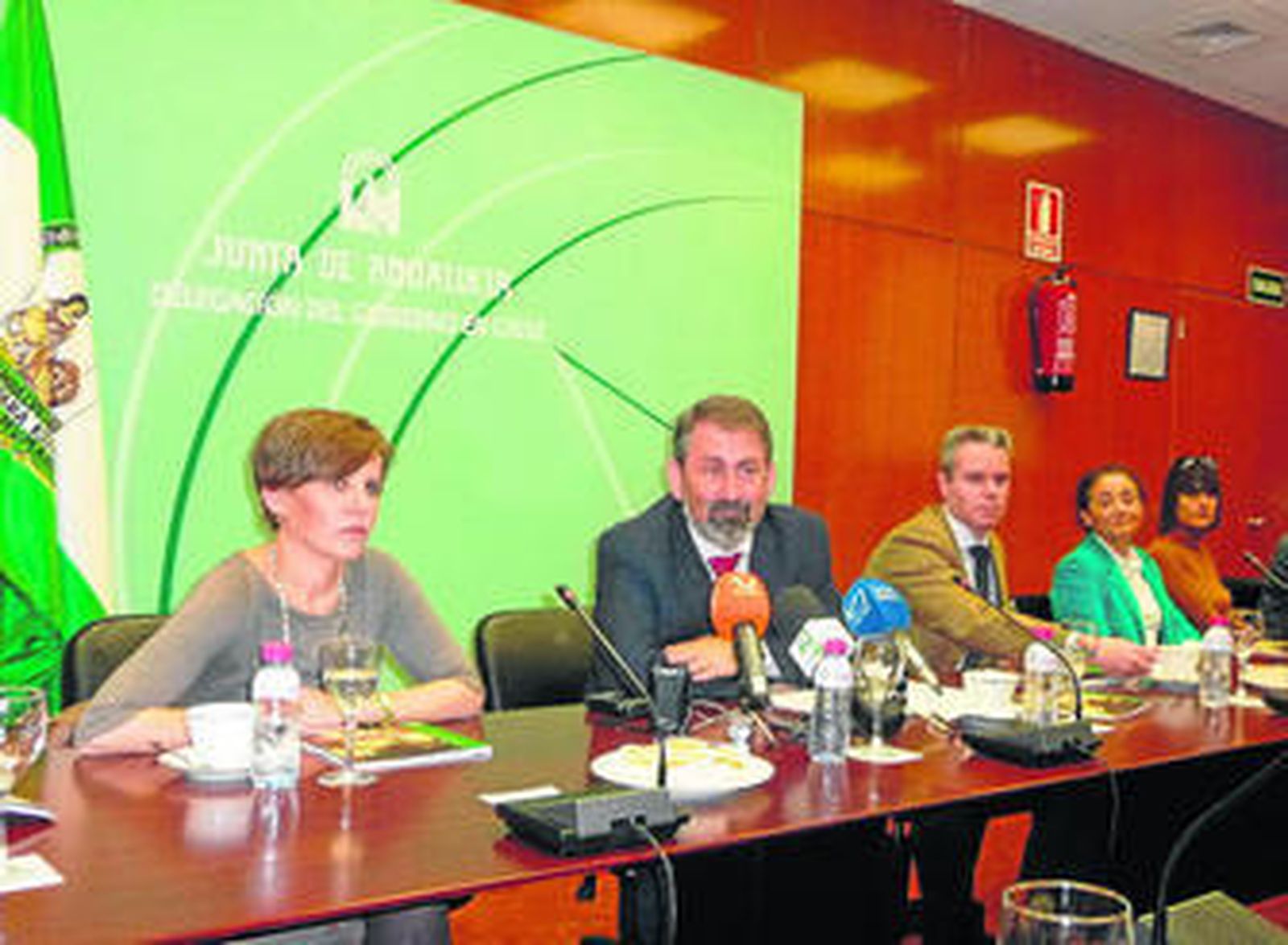 Olga Pérez Puyana, Gabriel Almagro, Juan Cabaña, Toñi Flores y Vanesa Pérez, en la presentación del anuario.