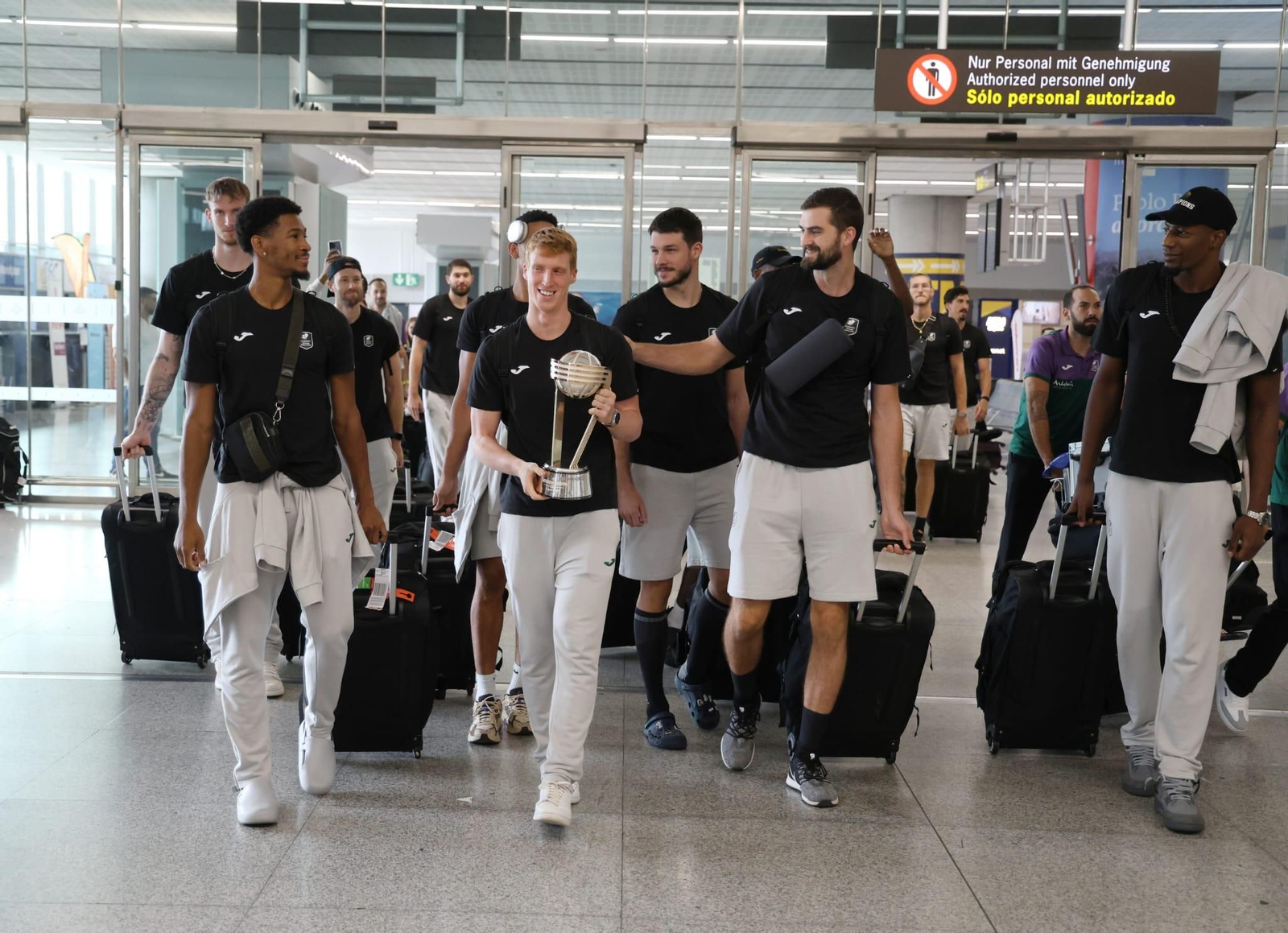El Unicaja brinda la Intercontinental a un centenar de aficionados en el aeropuerto