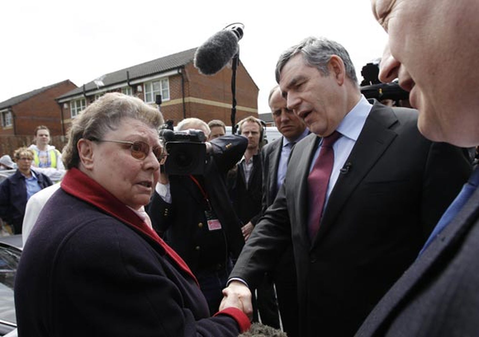 Brown afronta el tercer debate televisivo bajo la sombra de su último patinazo