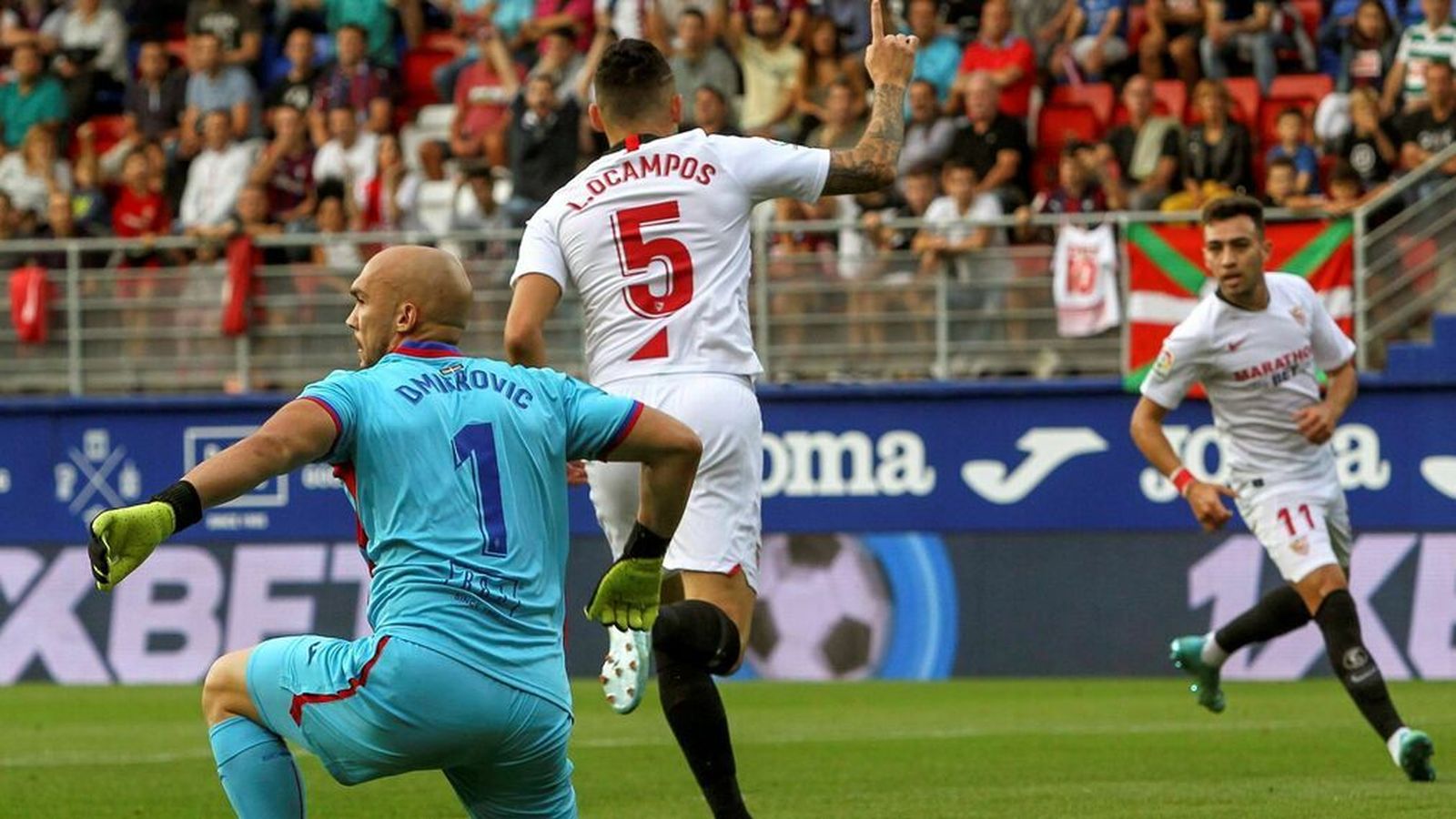 Dmitrovic se lamenta ante el gol de Ocampos en el Eibar-Sevilla de la pasada Liga (3-2)
