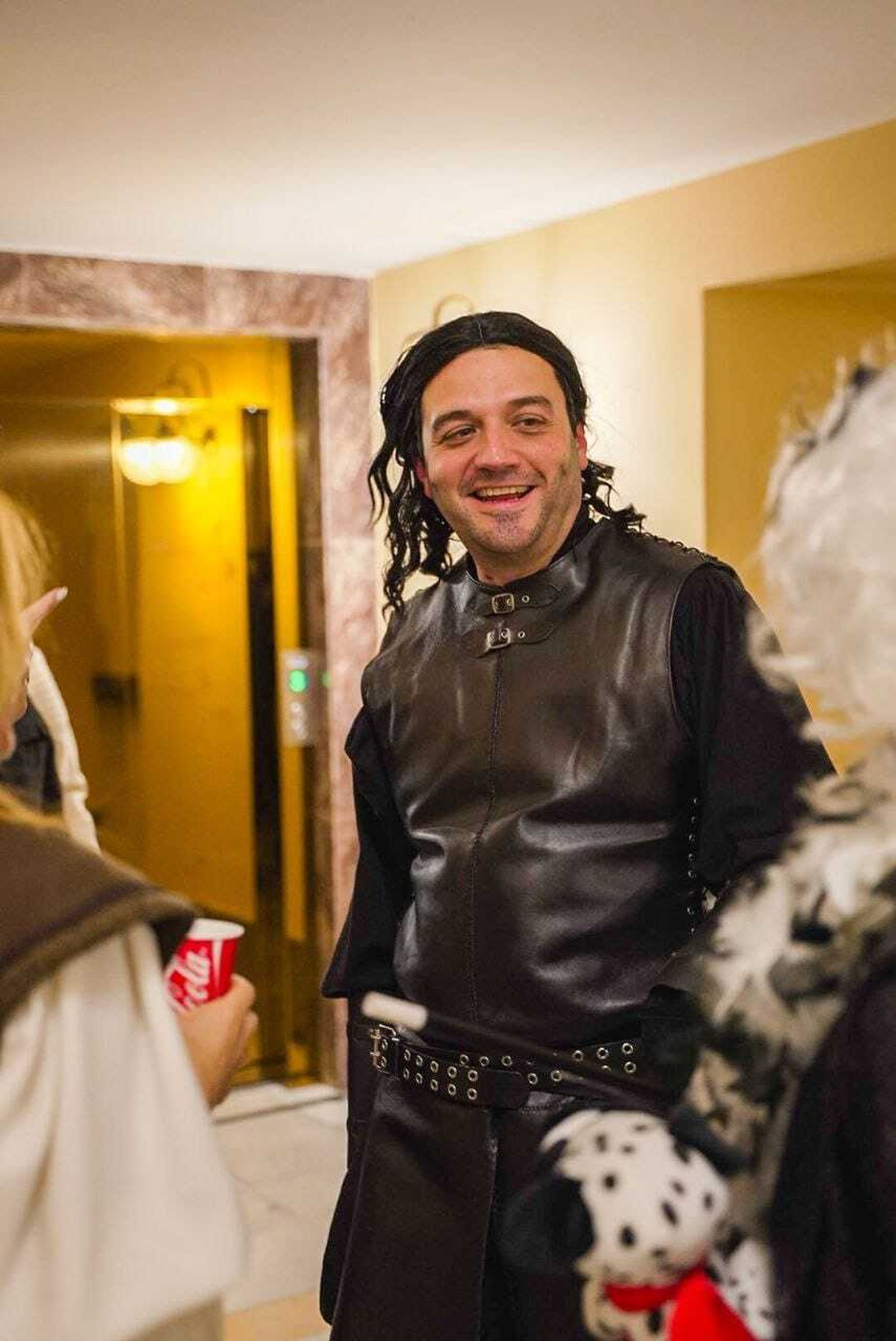 Eduardo Algaba recurrió a la barba simulada y peluca de pelo natural para caracterizar a José María Bellido