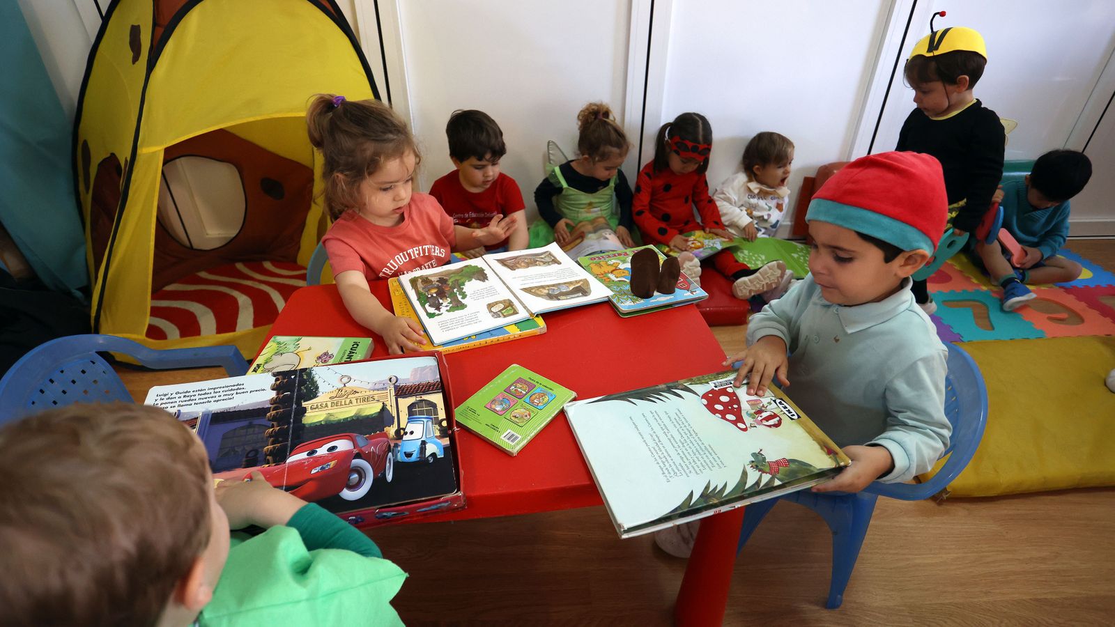 La guardería Centro se disfraza por el día del libro