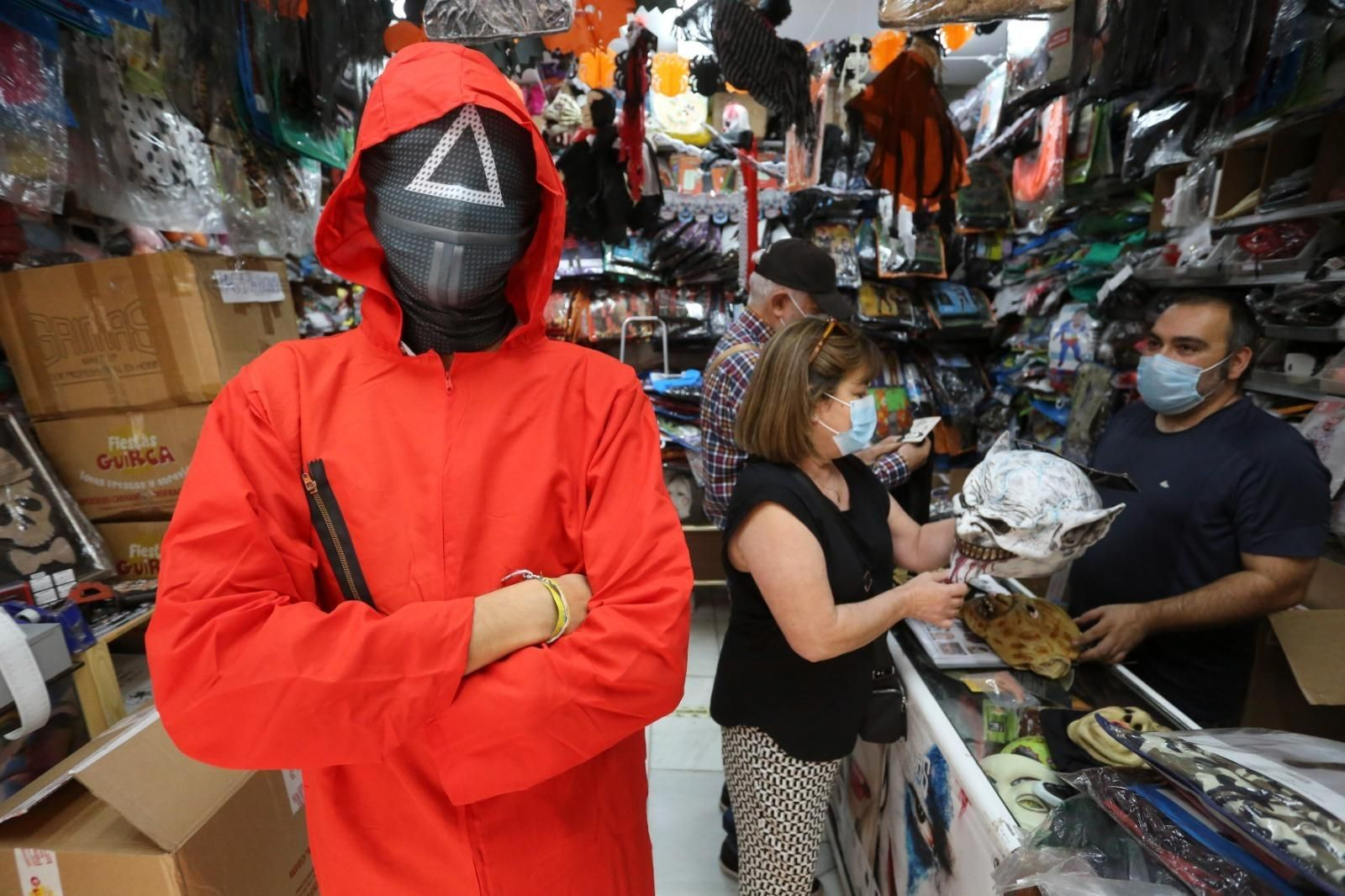 El mono rojo y la máscara negra, vestimenta icónica de la popular serie coreana.