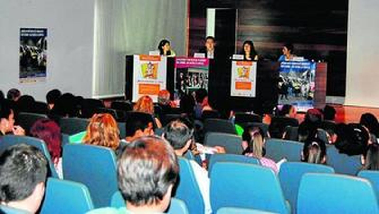 Alumnos y profesores asistentes al acto organizado ayer por la Fundación Secretariado Gitano.