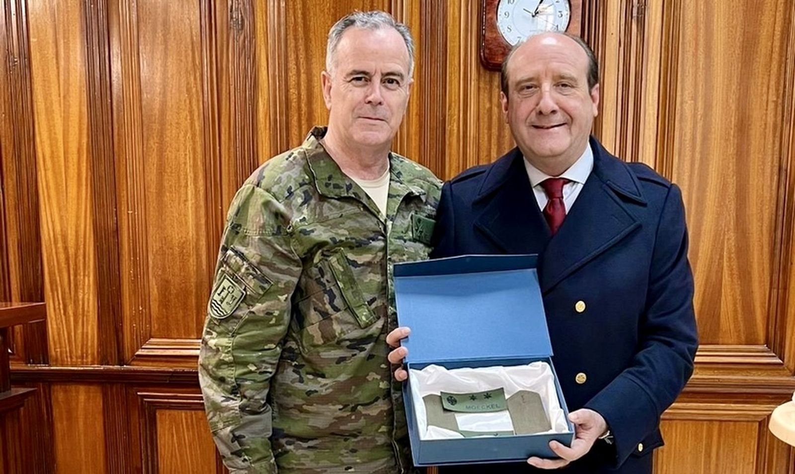 El teniente general Melero, jefe de la Fuerza Terrestre, entrega las divisas de teniente al reservista Joaquín Moeckel, ataviado con un tabardo azul en recuerdo de los carristas del Soria 9 don de realizó el servicio militar.