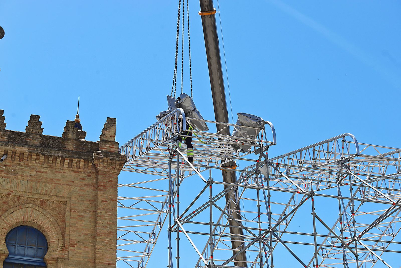 Imágenes del montaje del techo de la antigua estación de trenes de Huelva