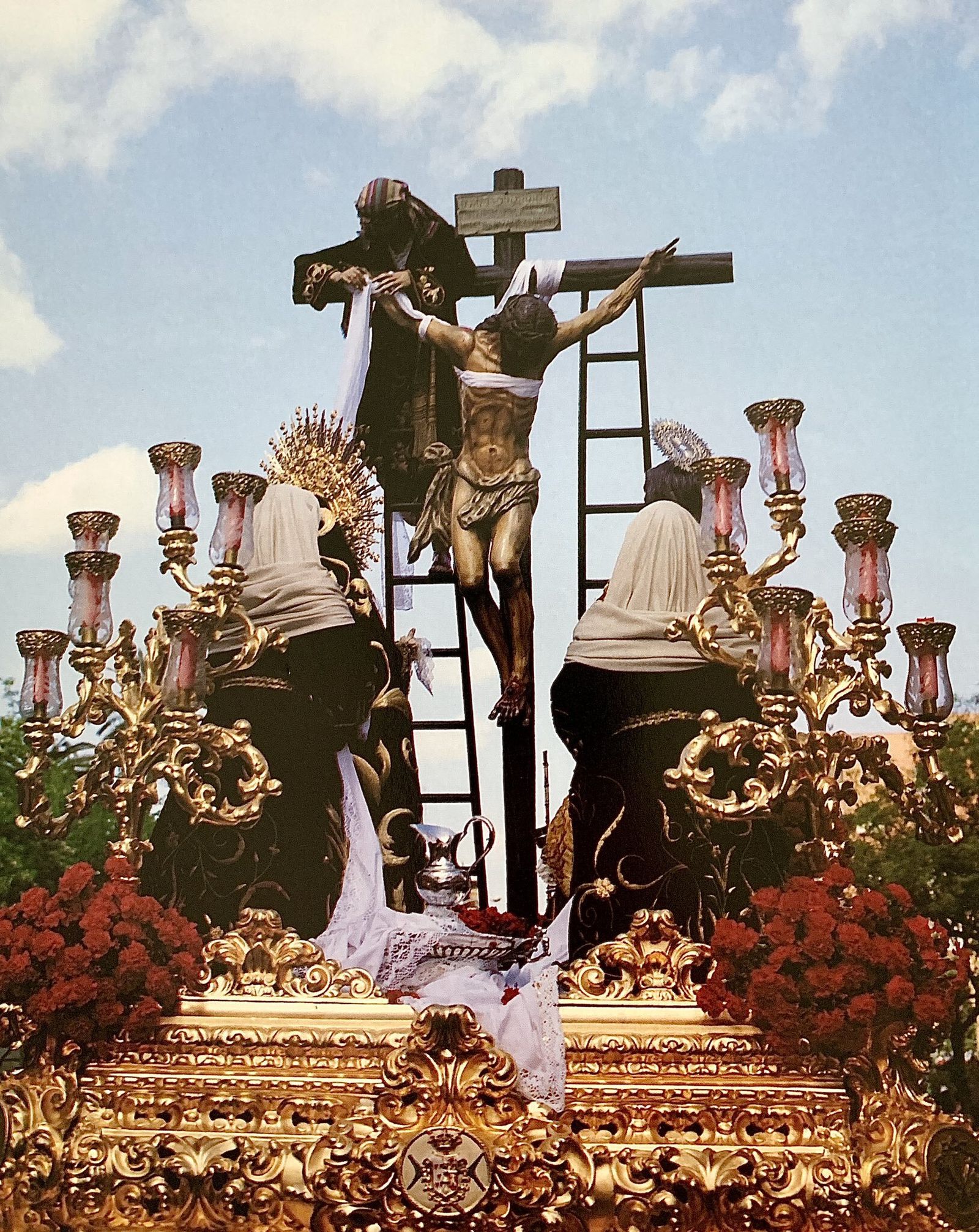 El antiguo Nicodemo con el crucificado de Hernández León