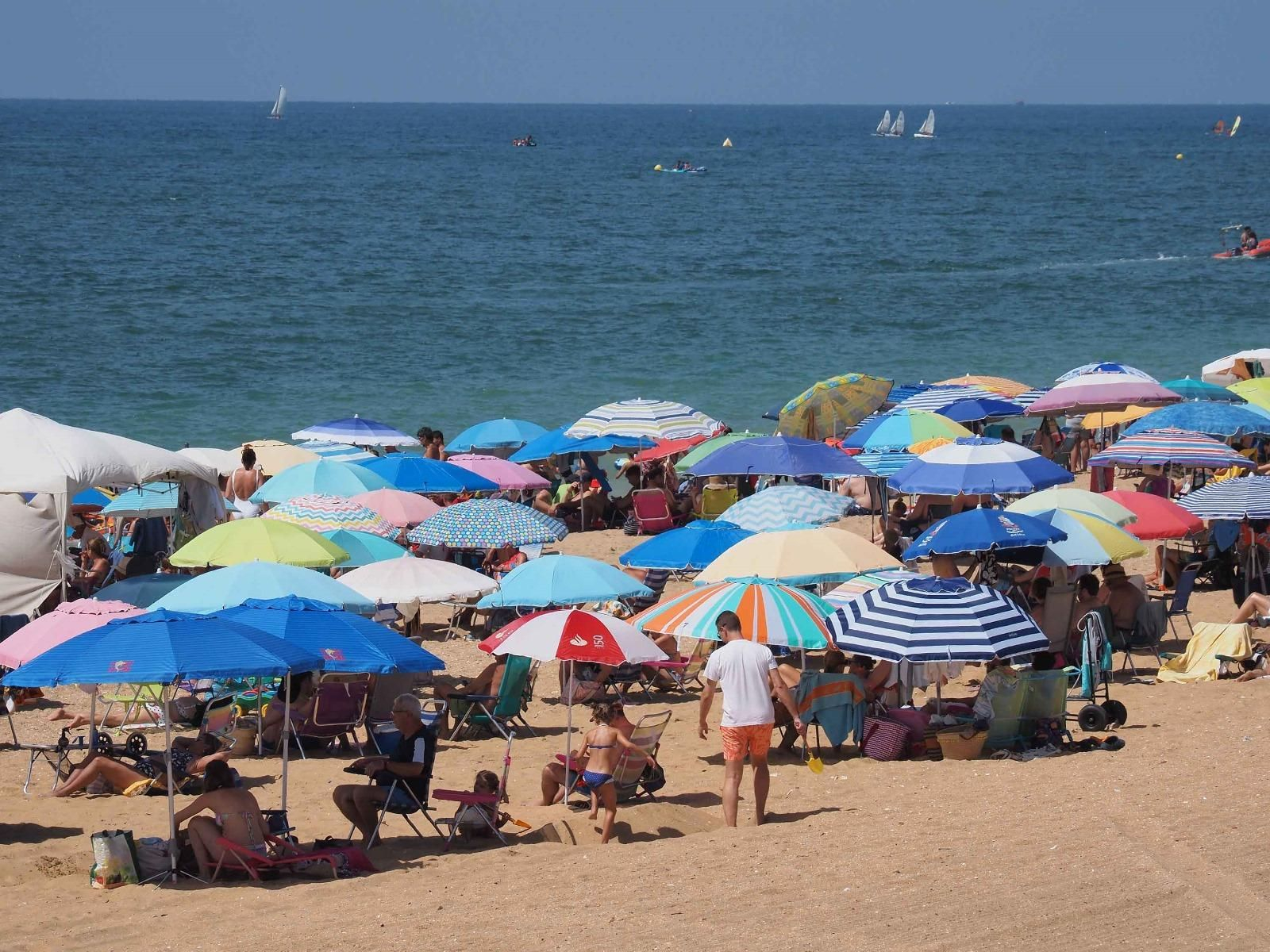 Ambiente de la playa de La Antilla a rebosar en un caluroso día