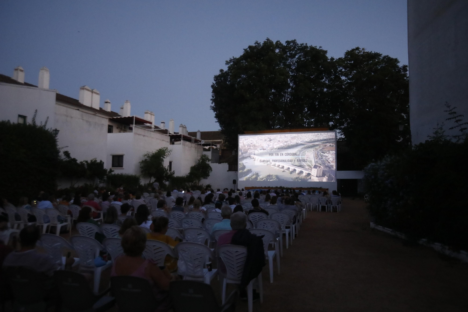 La apertura de los cines de verano en Córdoba, en fotografías