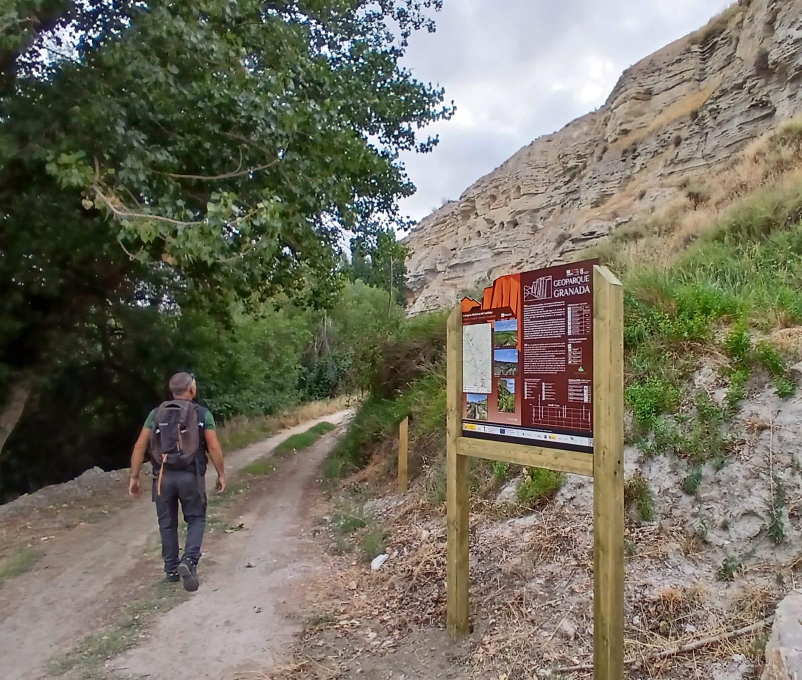 Una personas camina por el inicio del sendero