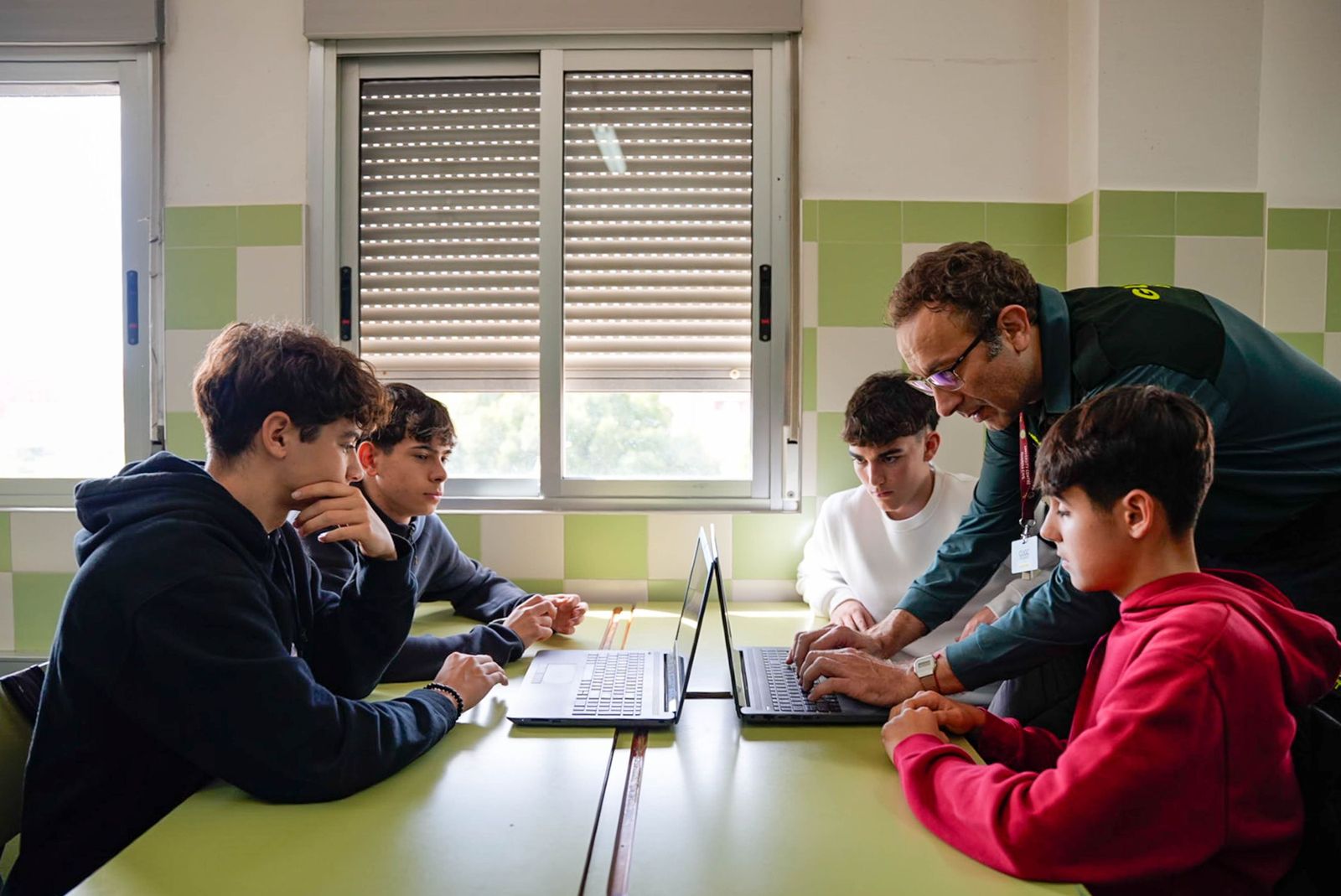 Las imágenes de la Ciberliga de la Guardia Civil en el IES Albaida