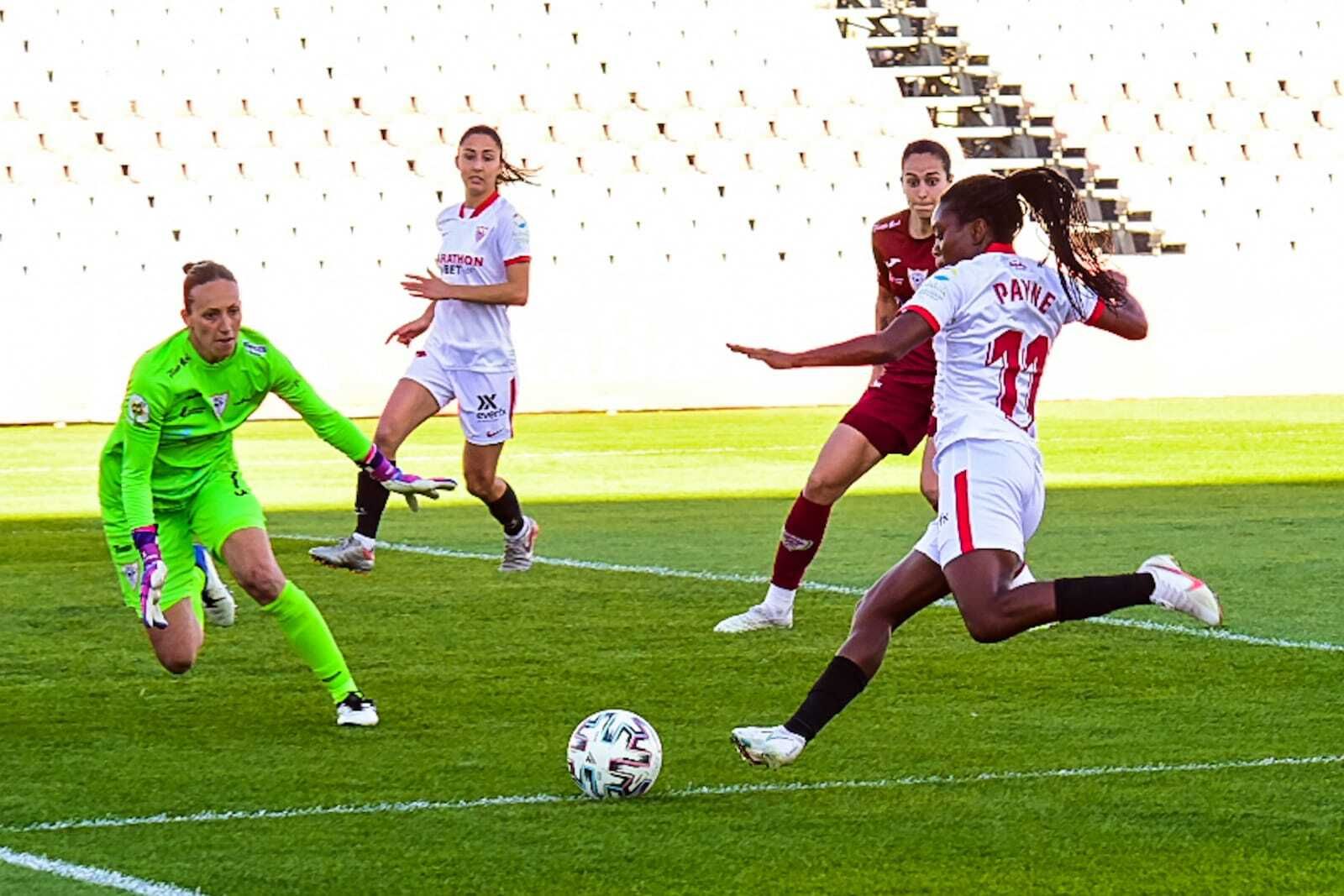 Tony Payne llega por la izquierda en una clara ocasión ante Pamela Tajonar.