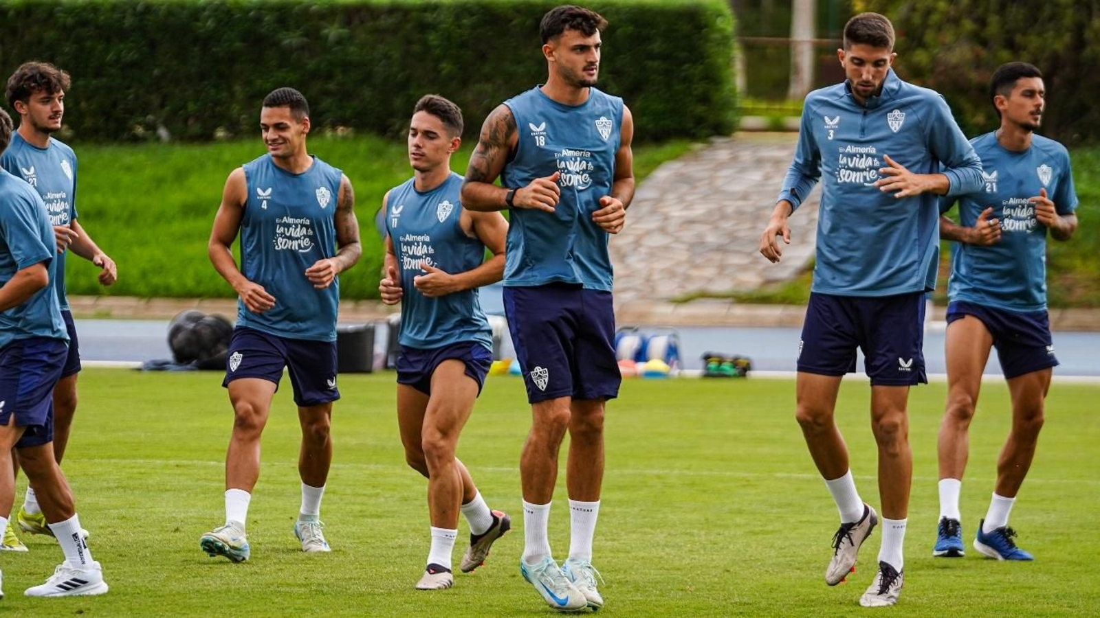 Los rojiblancos se ejercitan sobre el verde del Anexo de los Juegos Mediterráneos.