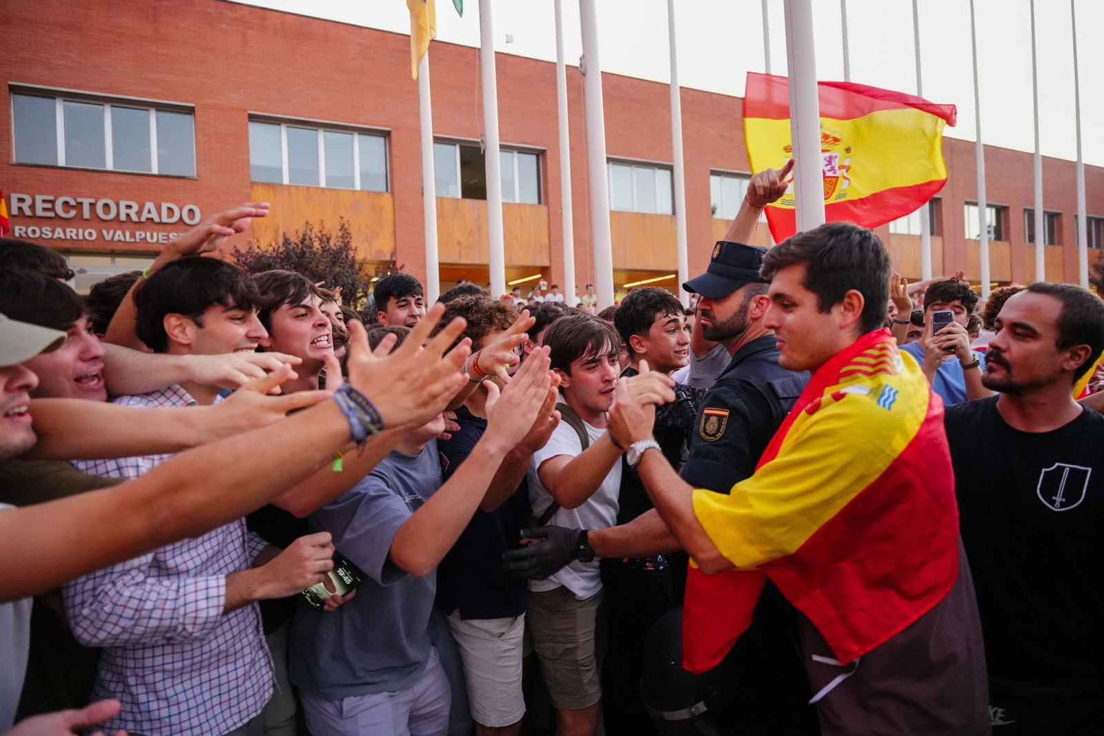 Vito Quiles en la Universidad Pablo de Olavide de Sevilla: fotos de las concetraciones a favor y en contra