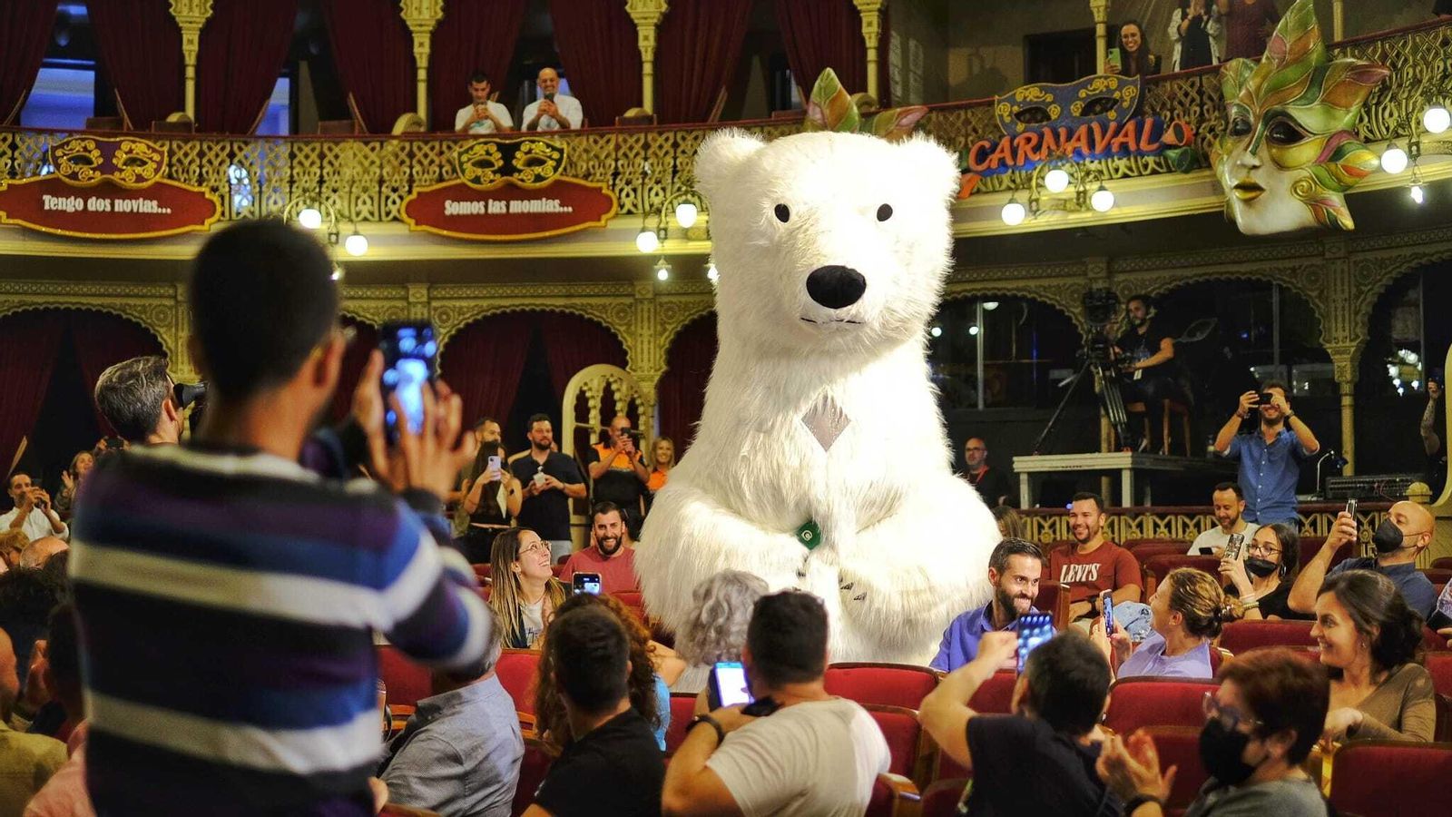 El oso de la cabalgata de Reyes en el patio de butacas.