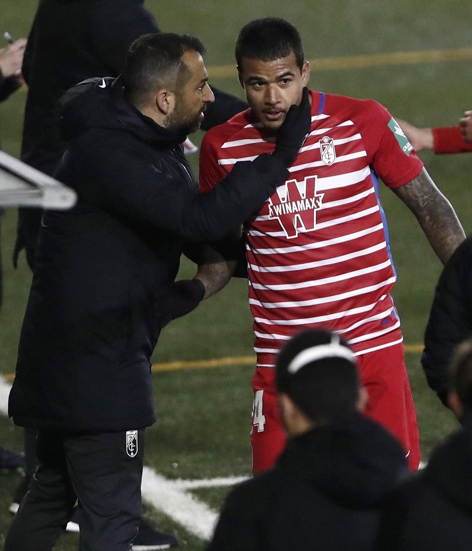 Diego Martínez da palabras de aliento a Kenedy.