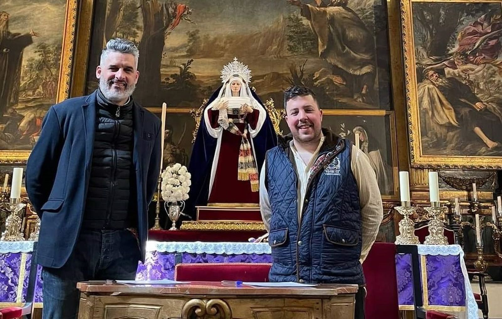 Rafael Cano, hermano mayor de la Salud de Puerta Nueva, y el imaginero Manuel Luque, durante la firma de la nueva talla.