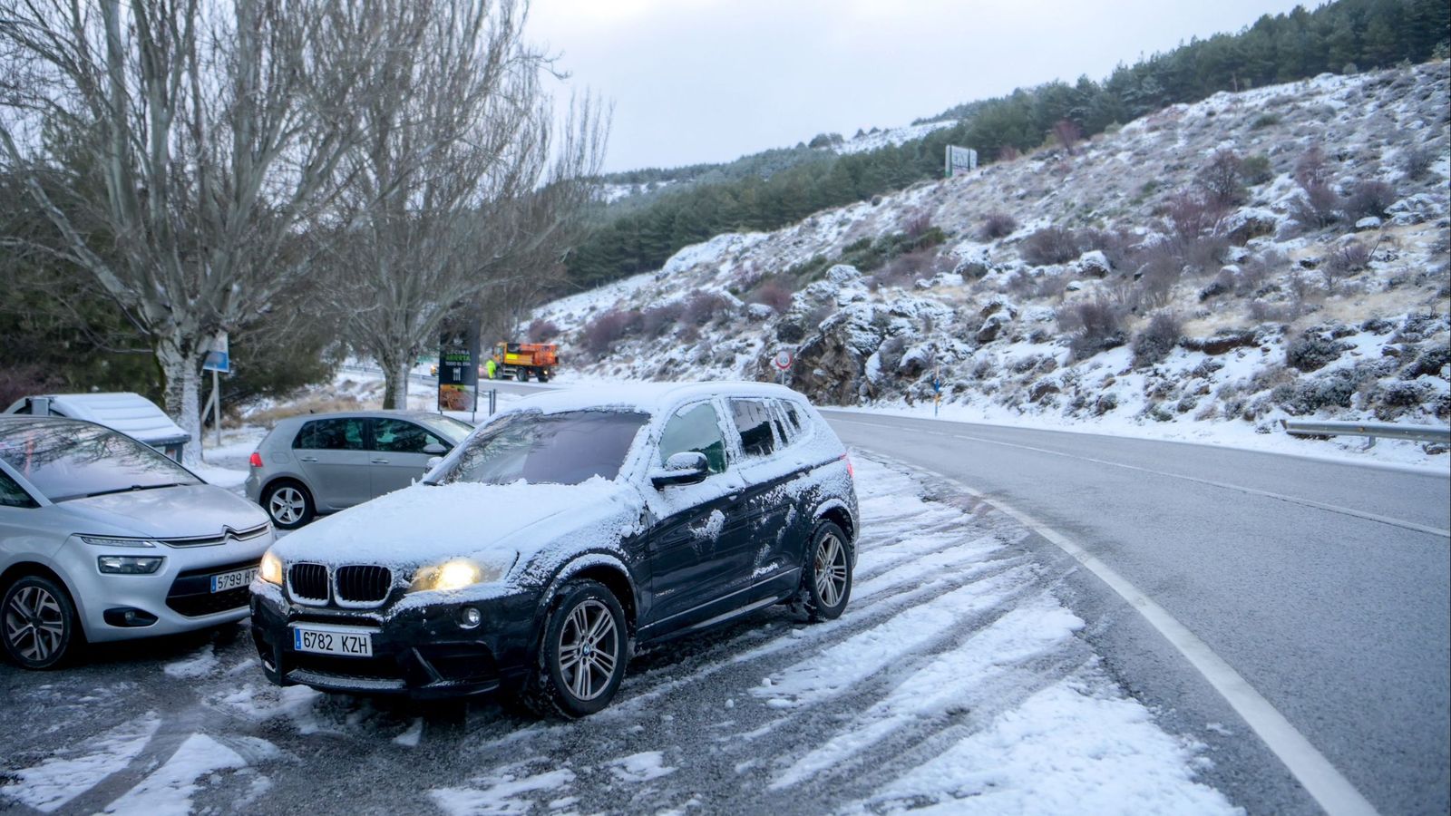 Nieve en la carretera en dirección a Sierra Nevada | Imagen de archivo