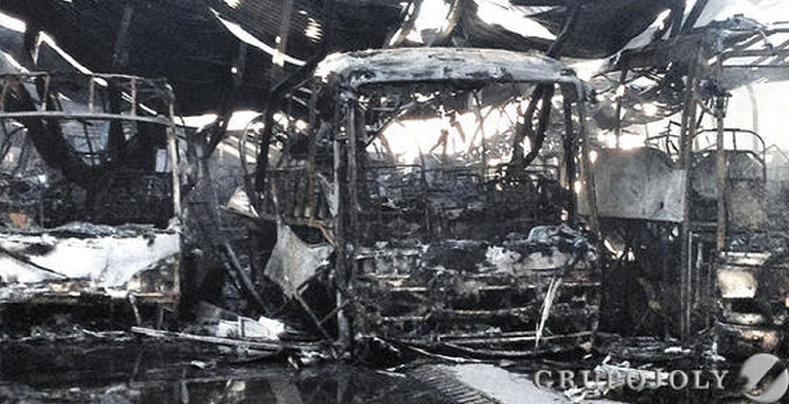 Cinco autobuses calcinados en un incendio en el polígono El Pino