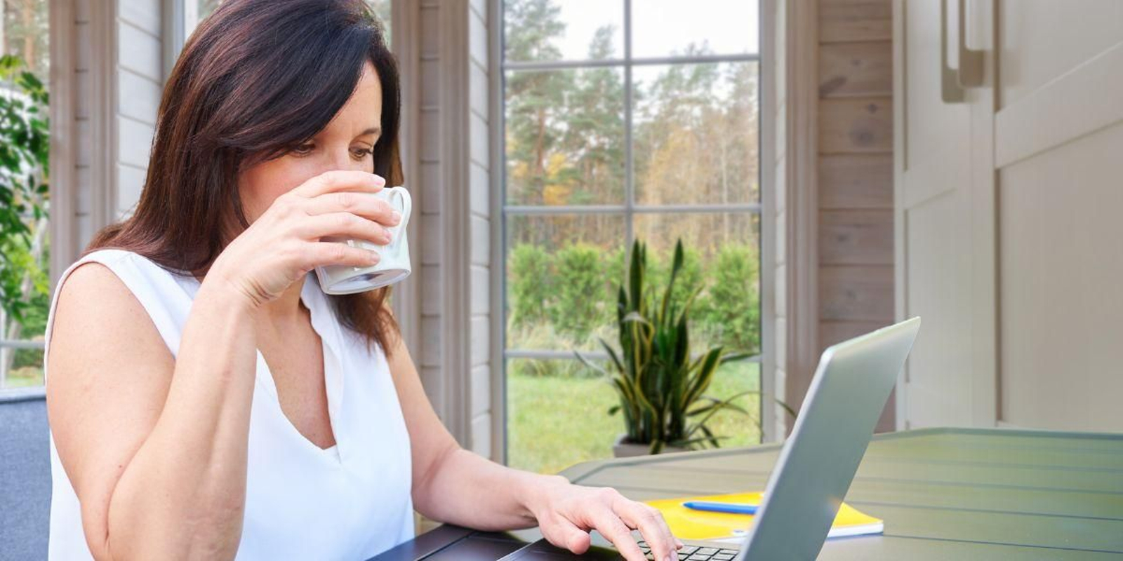 Mujer teletrabajando
