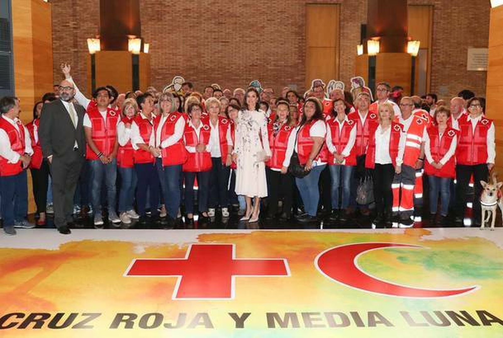 La Reina posa con los voluntarios de la Cruz Roja en Zaragoza