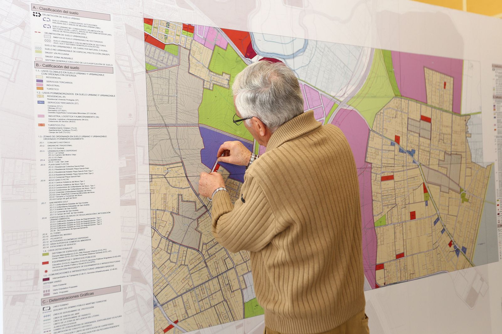 Un hombre consulta un documento del PGOU, durante su exposición pública anterior a su aprobación en 2016.