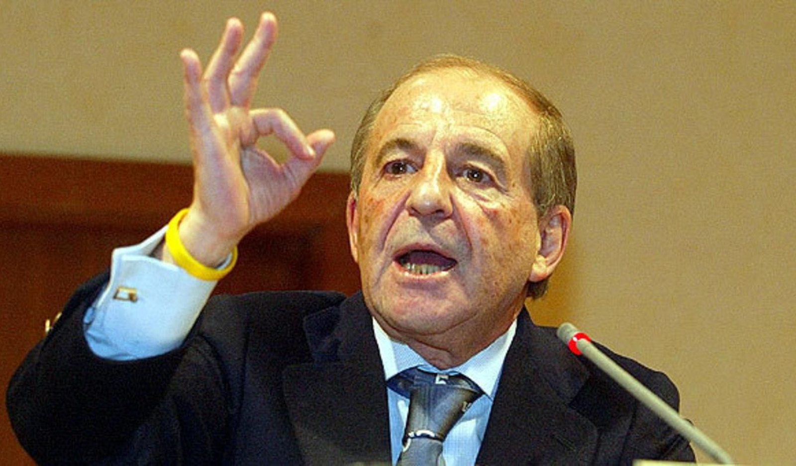 José María García hace con su mano derecha un inconfundible gesto.