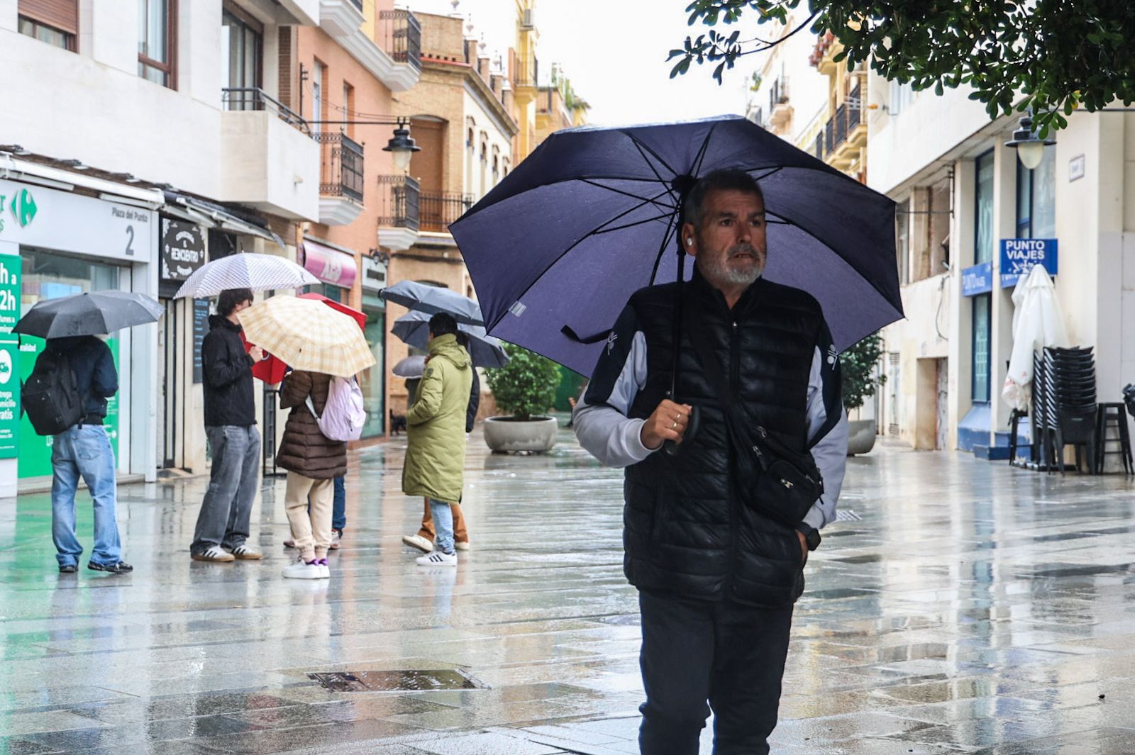 Fotografías de la mañana lluviosa en la capital