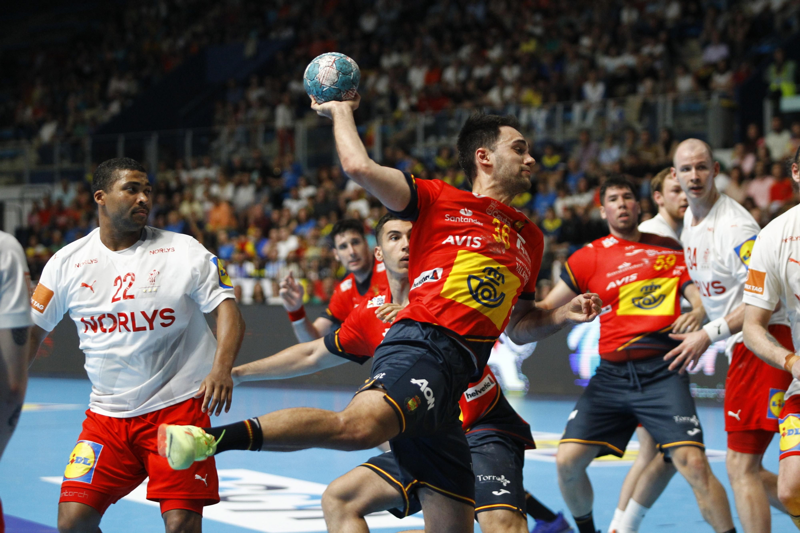 Imágenes del España-Dinamarca de la EHF Euro Cup de balonmano, en Almería