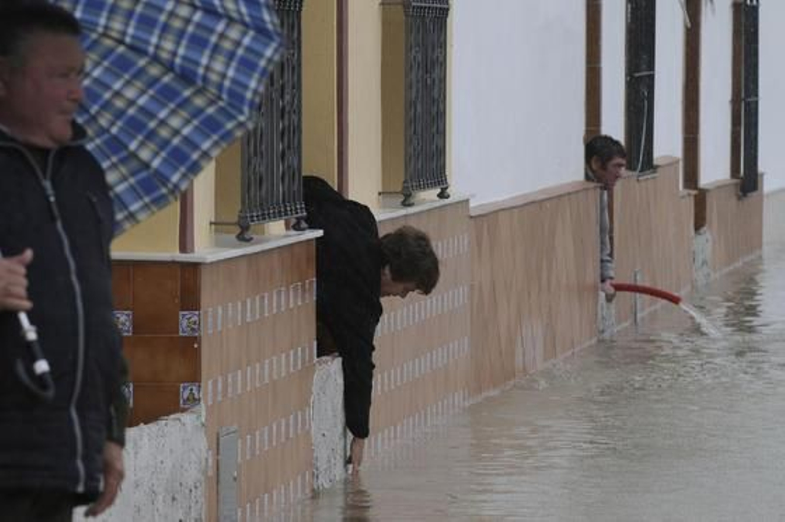 Vecinos de Tocina achican el agua de sus casas.

Foto: Juan Carlos Vázquez